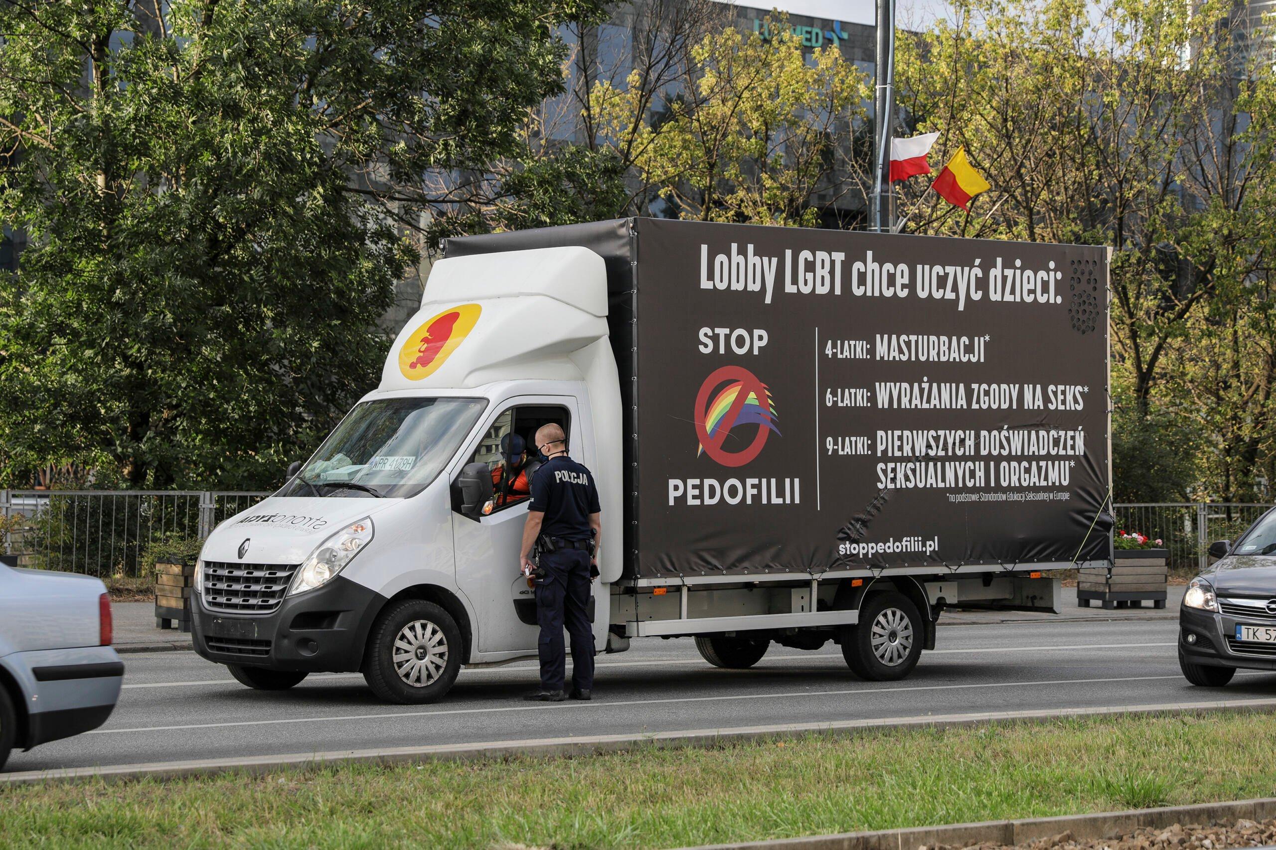 Homofobiczna furgonetka na ulicach miasta