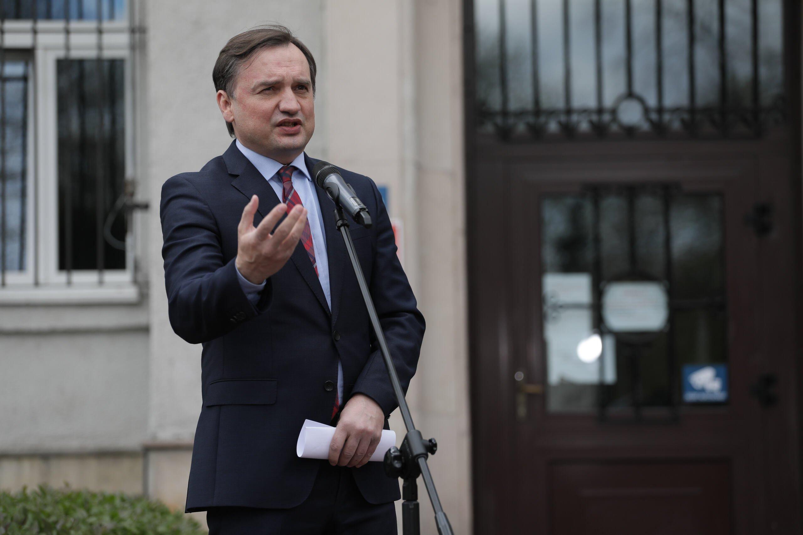 22.04.2020  Warszawa , Aleje Ujazdowskie . Ministerstwo Sprawiedliwosci . Wiceminister sprawiedliwosci Marcin Warchol , minister sprawiedliwosci Zbigniew Ziobro podczas konferencji prasowej o antylichwiarskich rozwiazaniach w zwiazku epidemia koronawirusa .
Fot. Slawomir Kaminski / Agencja Gazeta