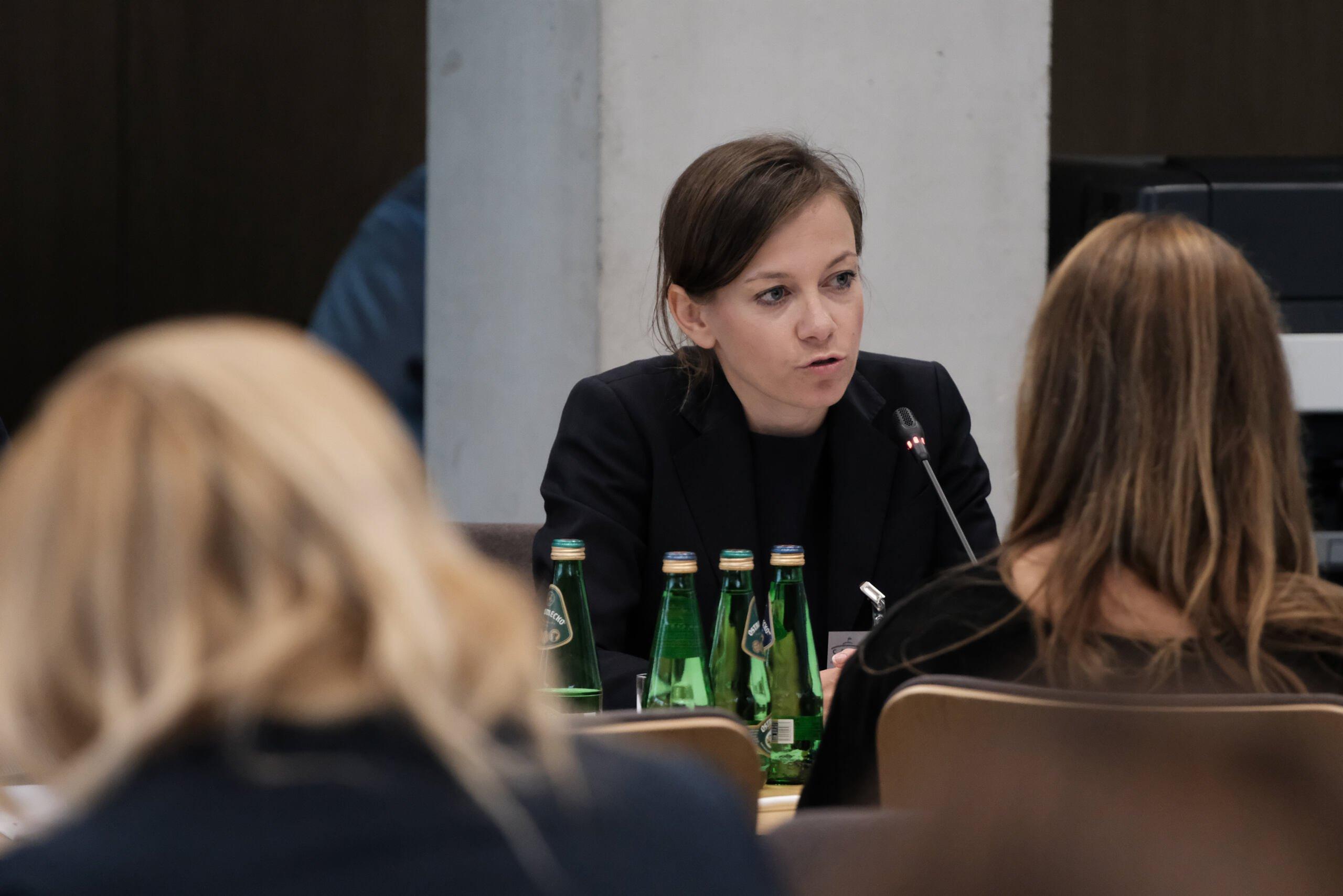 Zuzanna Rudzińska-Bluszcz w Sejmie podczas przesłuchania na komisji Praw Człowieka