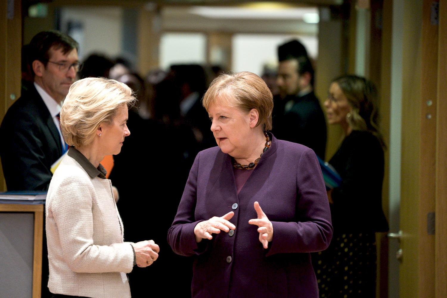 Angela Merkel rozmawia z Ursulą von der Leyen