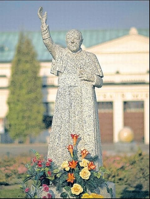 Pomnik Jana Pawła II w Sieradzu - fot. Tomasz Stańczak, Agencja Gazeta