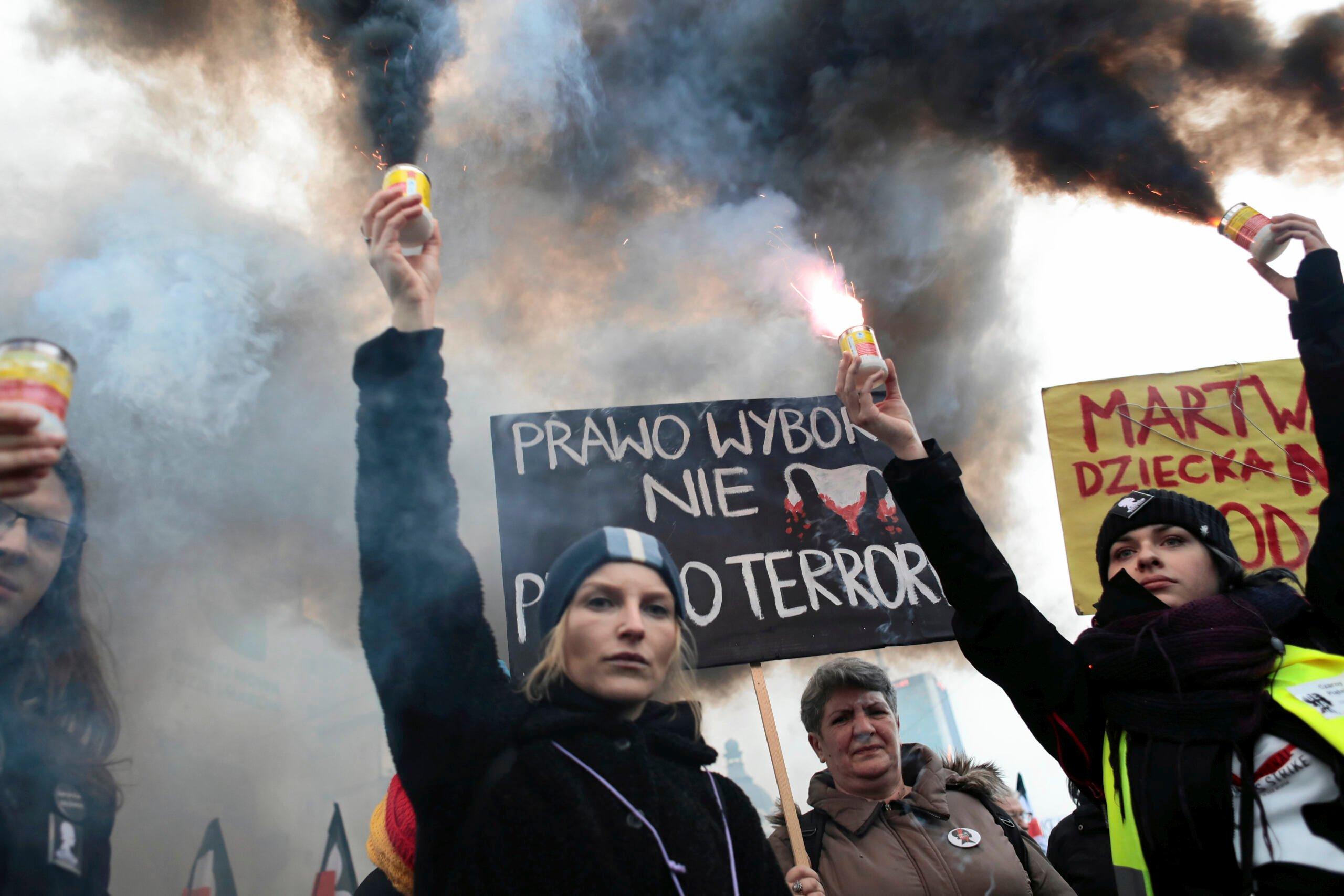 czarny protest - kobiety protestują przeciwko zaostrzeniu ustawy antyaborcyjnej