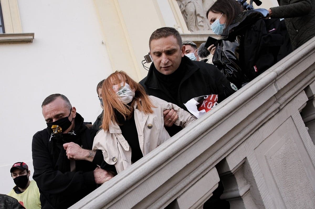 Robert Bąkiewicz na schodach kościoła w Warszawie