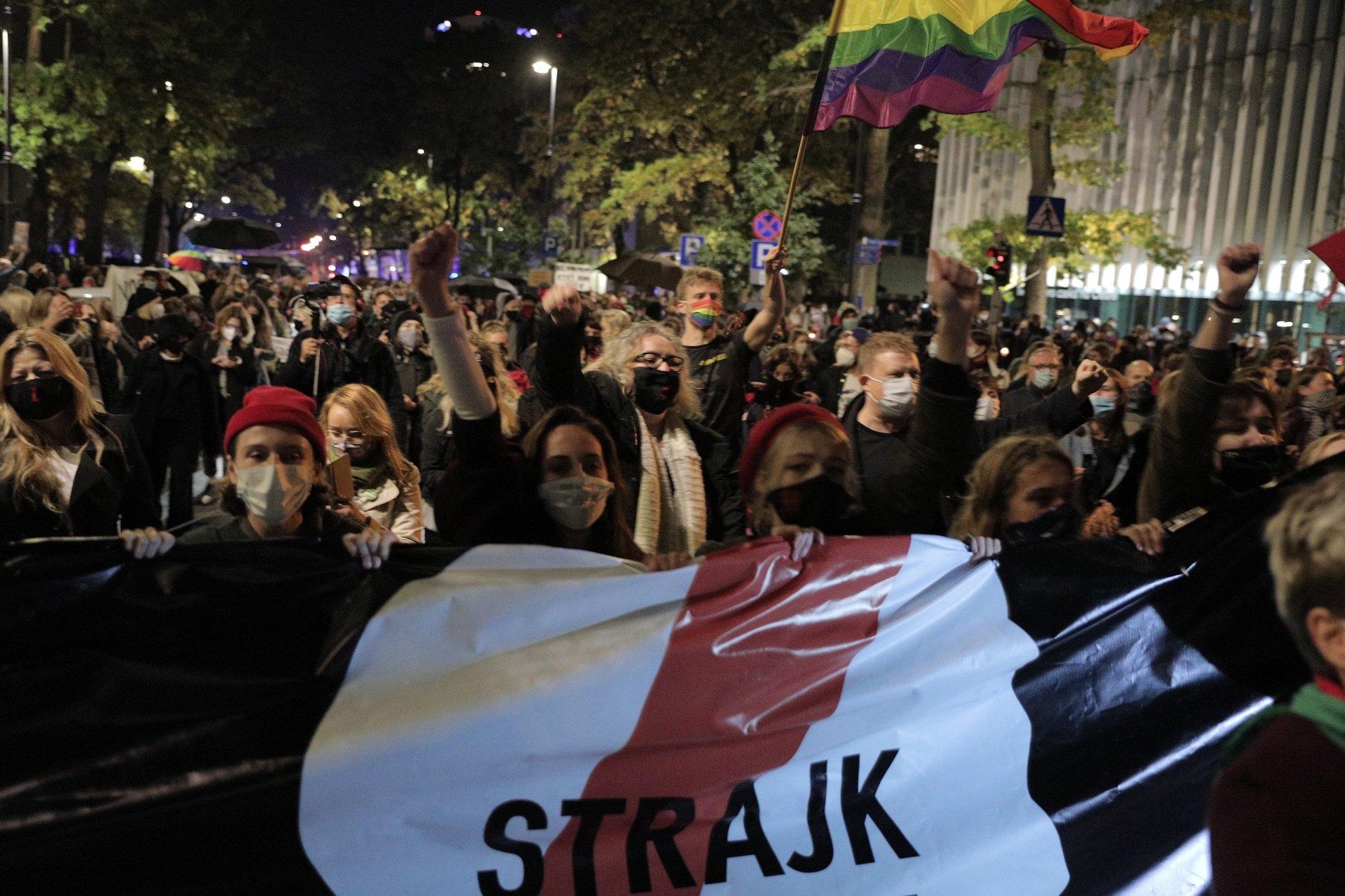 22.10.2020 Warszawa , Al. Szucha , Trybunal Konstytucyjny . Protest po orzeczeniu upolitycznionego TK - ograniczajacego prawo do legalnej aborcji . Ustawa antyaborcyjna jest niezgodna z Konstytucja ( przepisy pozwalajace na terminacje ciazy w przypadku ciezkich wad plodu - niemal 98% legalnych aborcji w Polsce ).
Fot. Jedrzej Nowicki / Agencja Gazeta