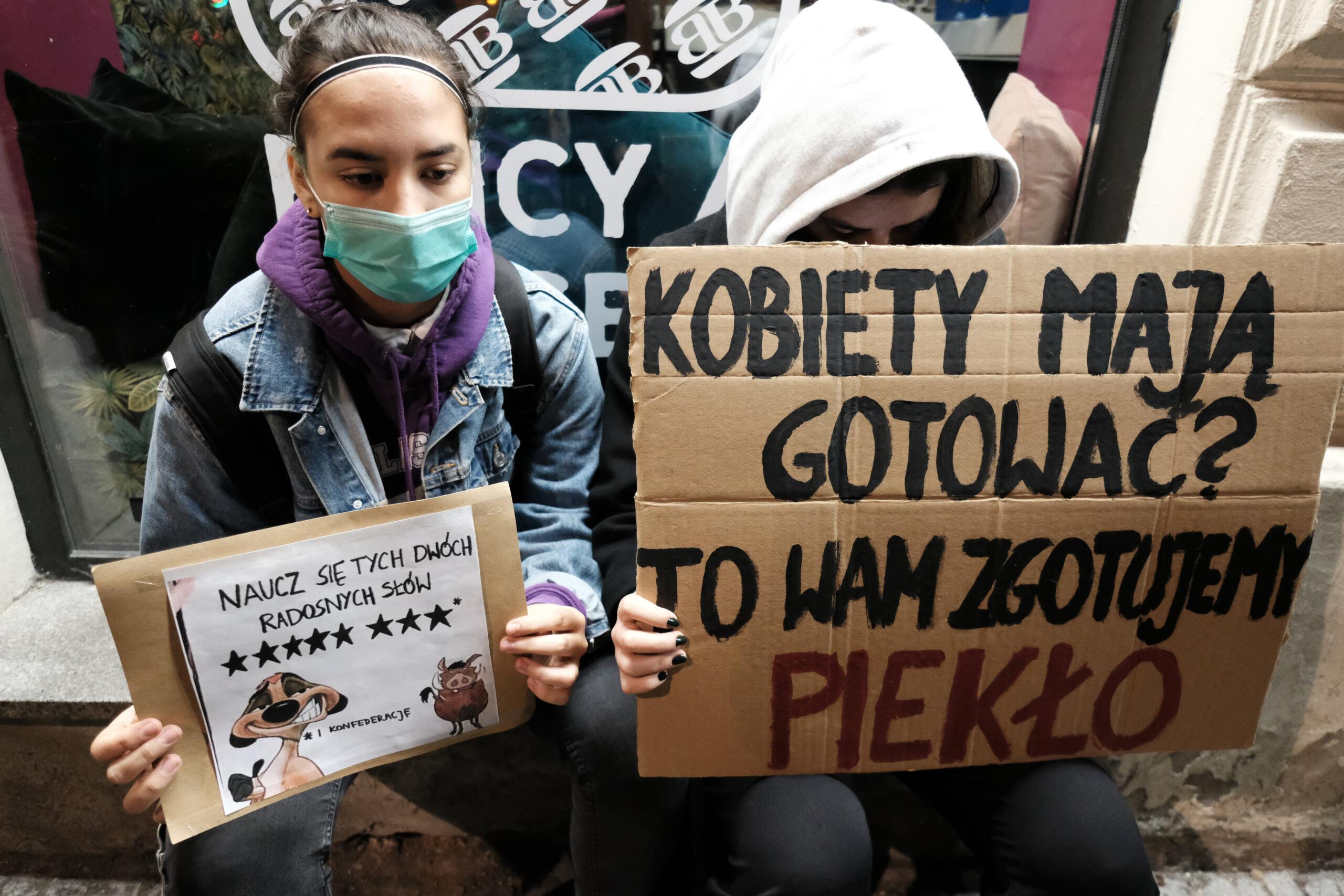 9.10.2020 Warszawa , ulica Nowy Swiat . Pikieta partii Razem , Strajku Kobiet i Ruchu LGBT + w zwiazku z zaostrzeniem prawa aborcyjnego . Demonstranci poszli pod gmach TVP Info przy placu Powstancow Warszawy .
Fot. Slawomir Kaminski / Agencja Gazeta