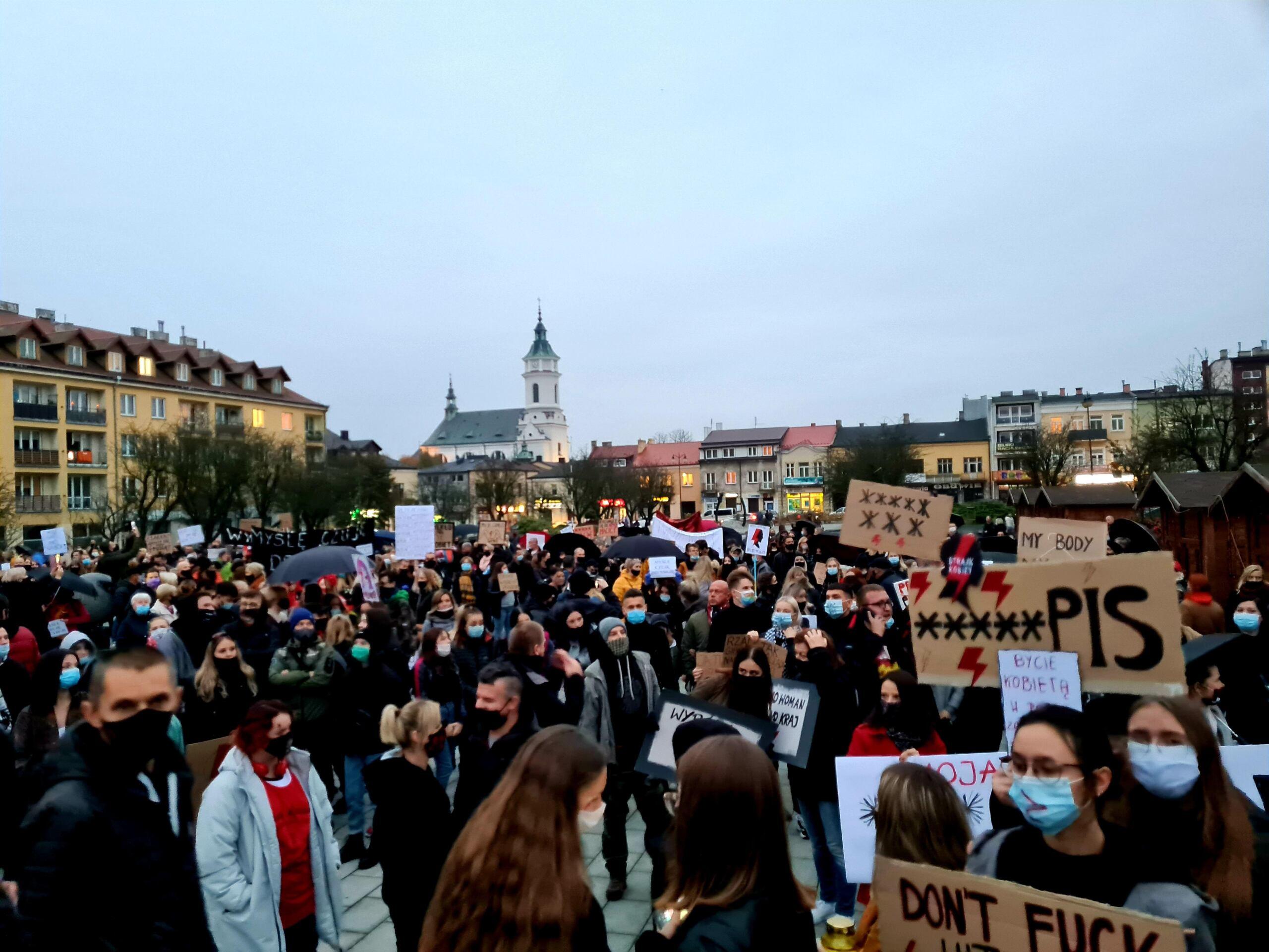 Tłumy ludzi na proteście w obronie praw kobiet w Ostrowcu Świętokrzyskim