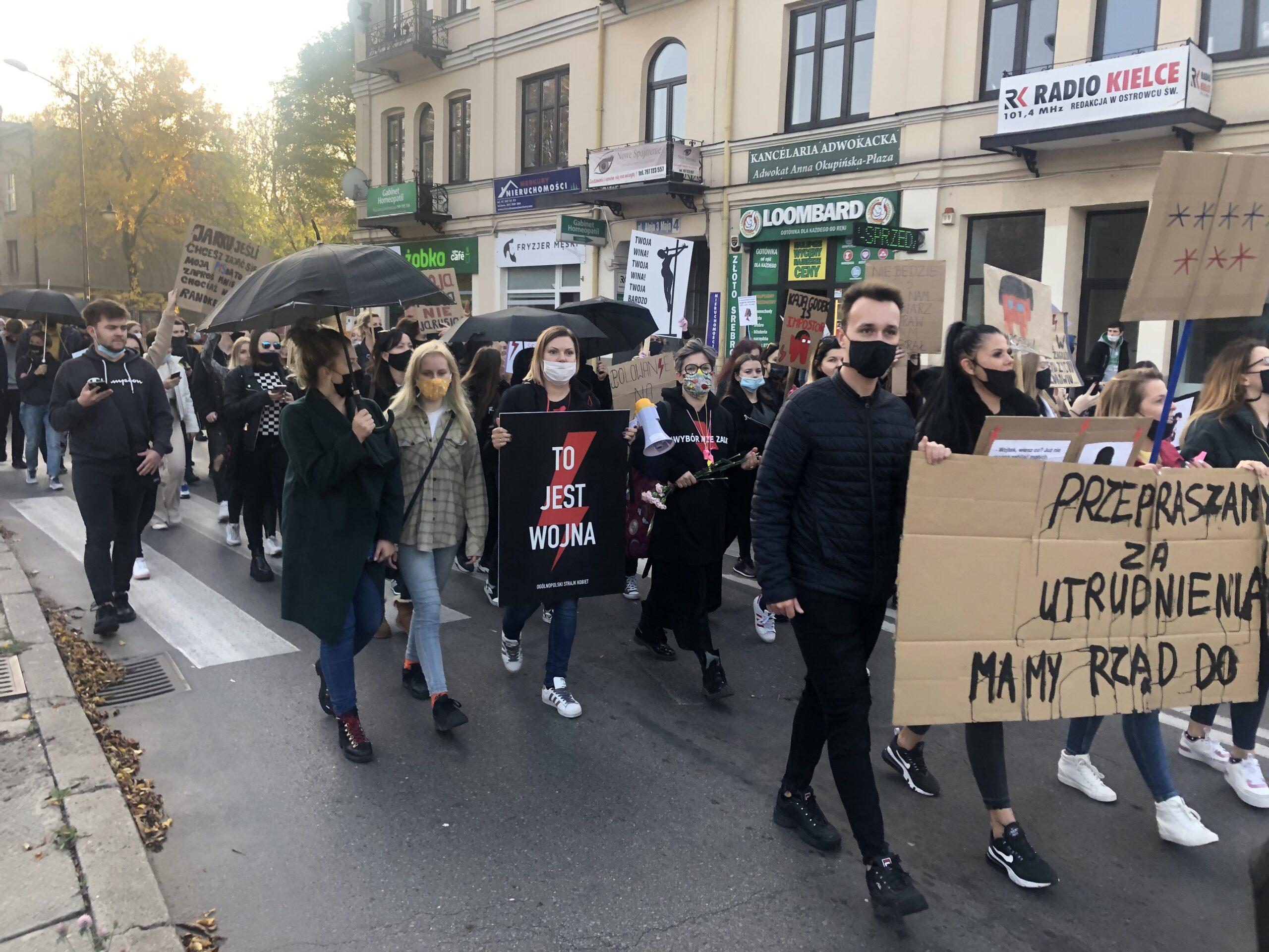 Protestujący w Ostrowcu Świętokrzyskim z transparentami o prawie do aborcji