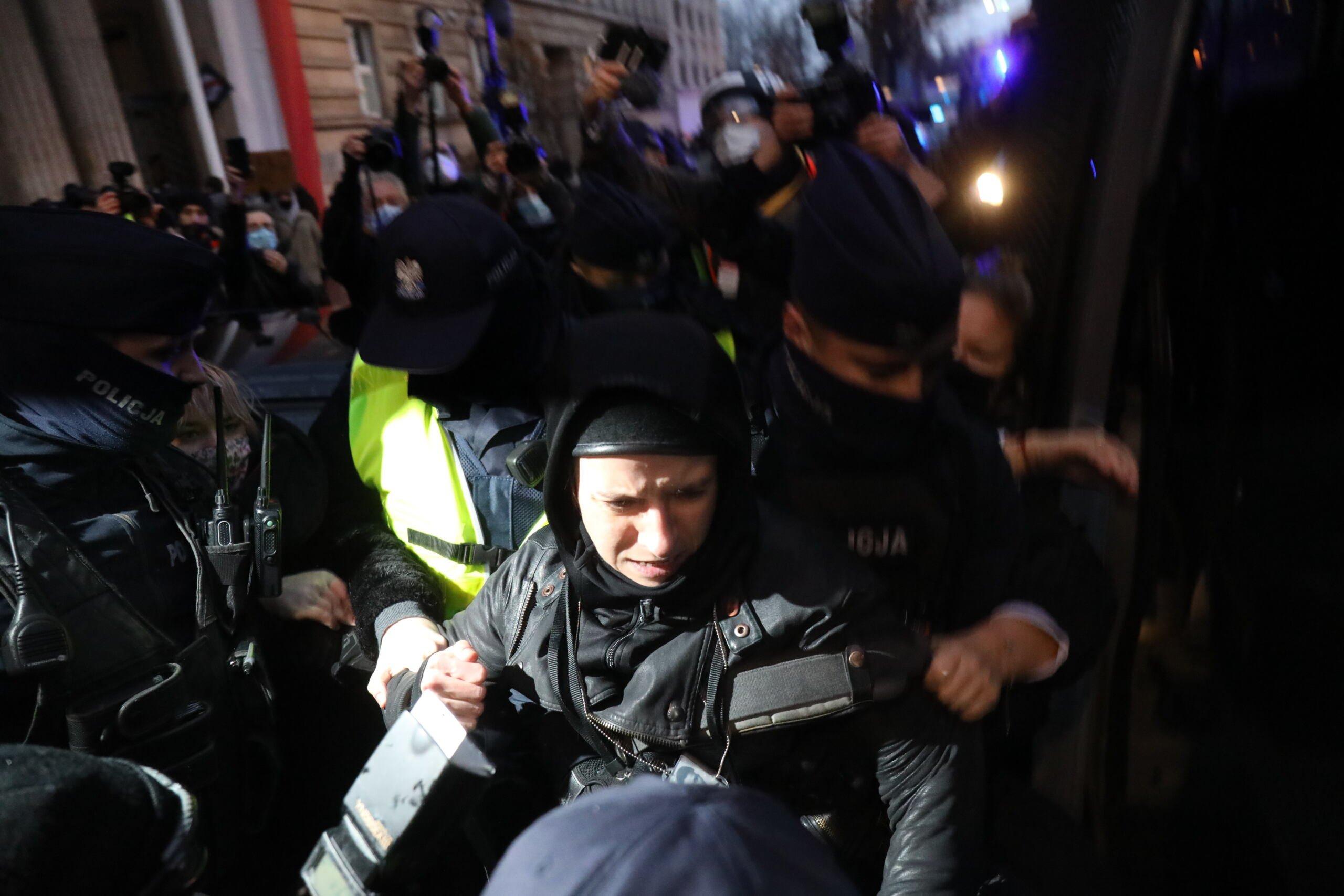 Protest pod MEN, Agata Grzybowska zatrzymywana przez policję