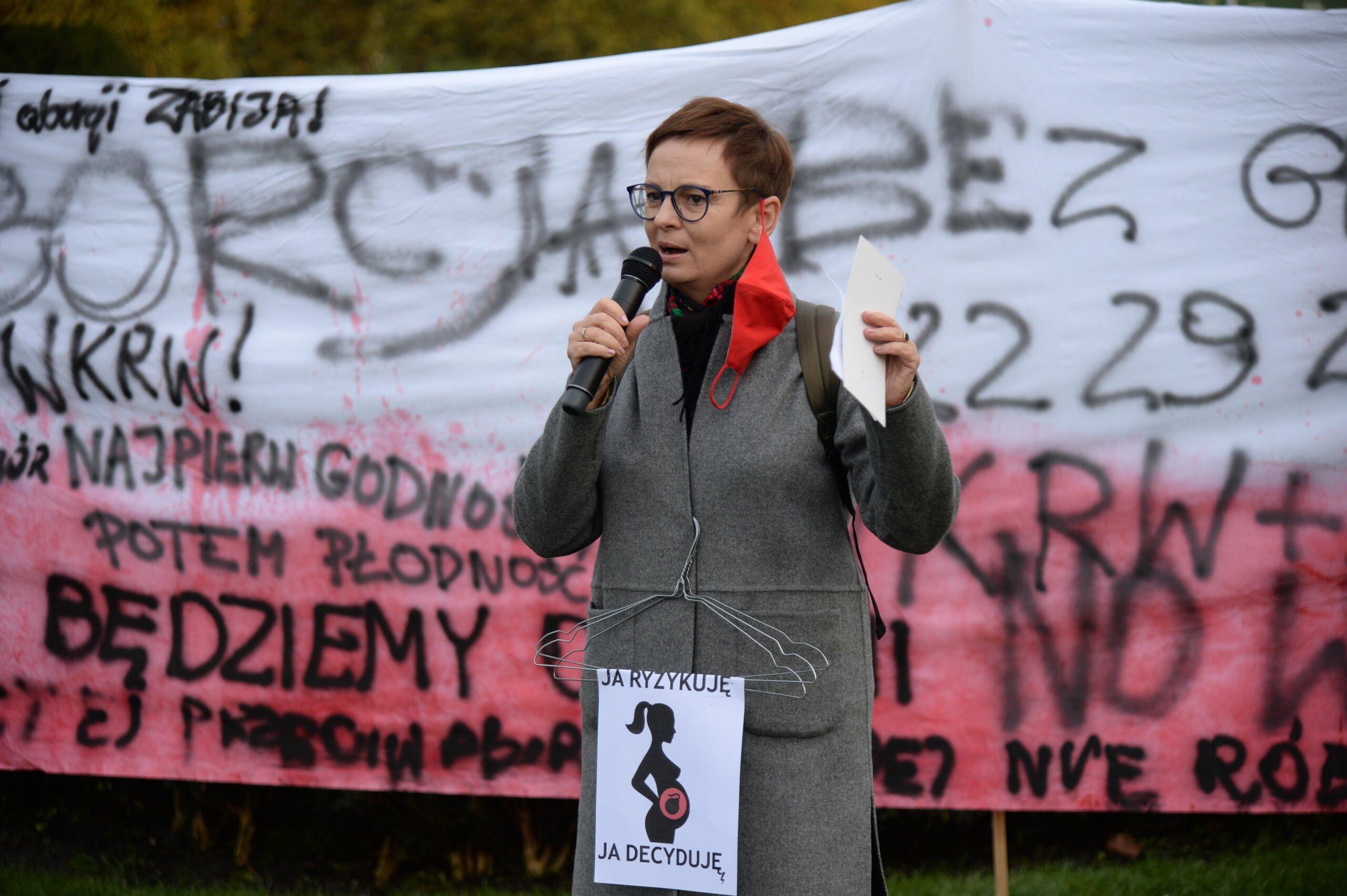 Inga Iwasiów podcas protestu kobiet w Szczecinie