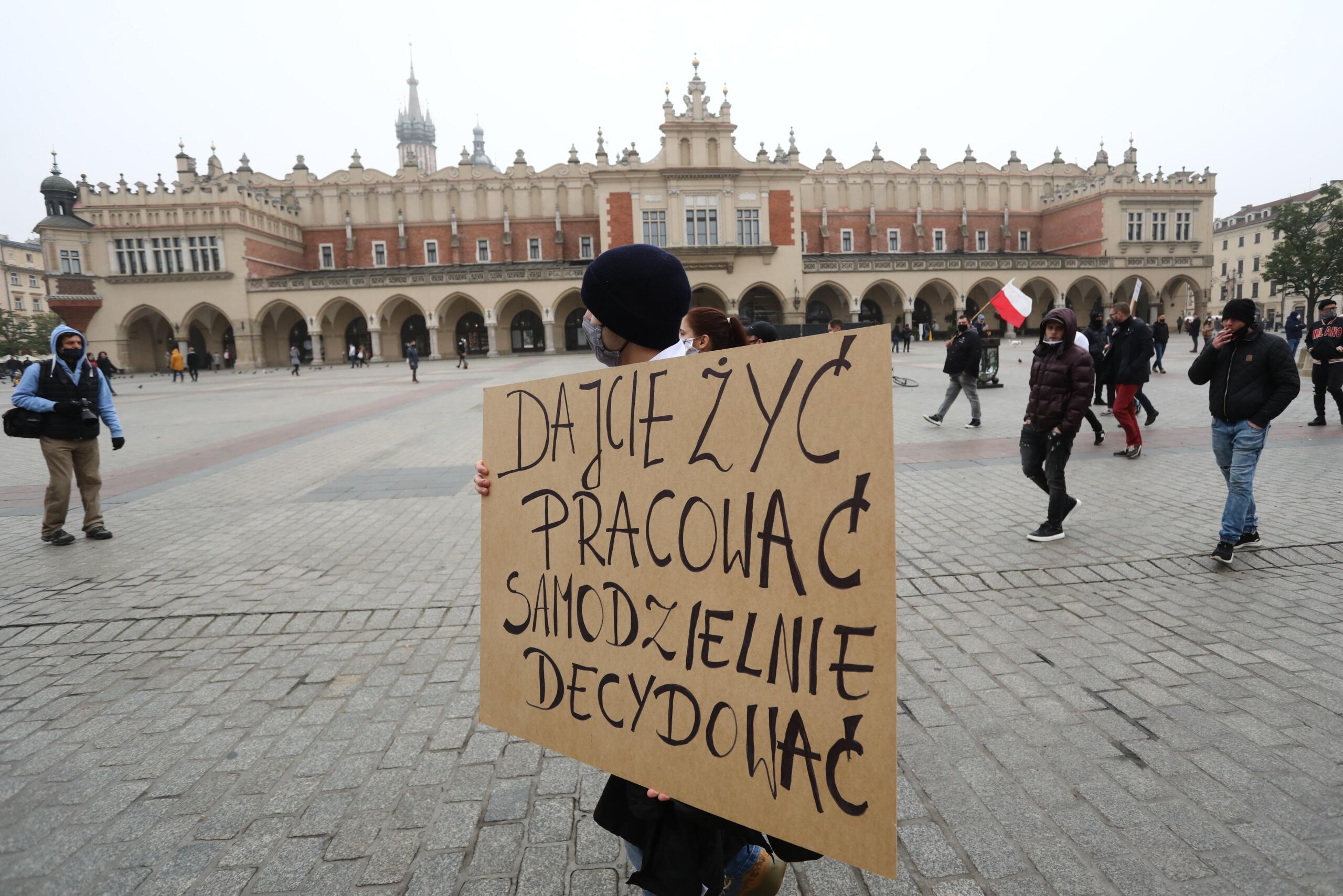 25.10.2020 Krakow , Rynek Glowny . Protest branzy gastronomicznej przeciwko obostrzeniom zwiazanym z pandemia koronawirusa . Fot. Jakub Porzycki / Agencja Gazeta