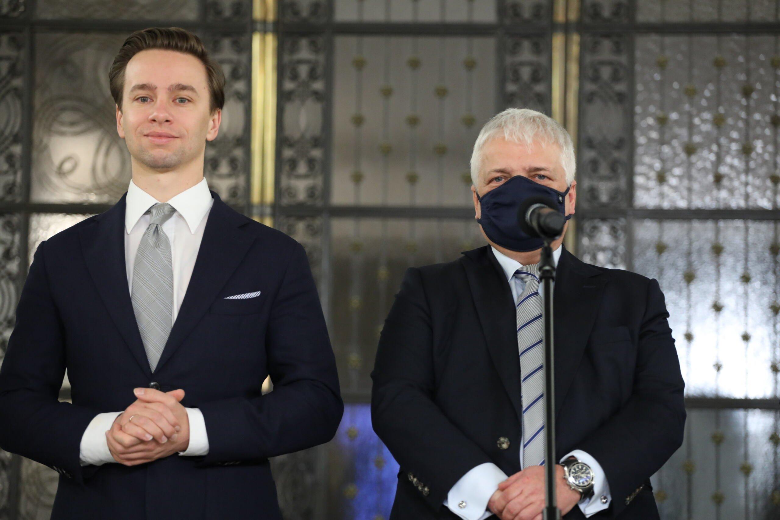 Robert Gwiazdowski i Krzysztof Bosak na konferencji prasowej dot. wyboru RPO