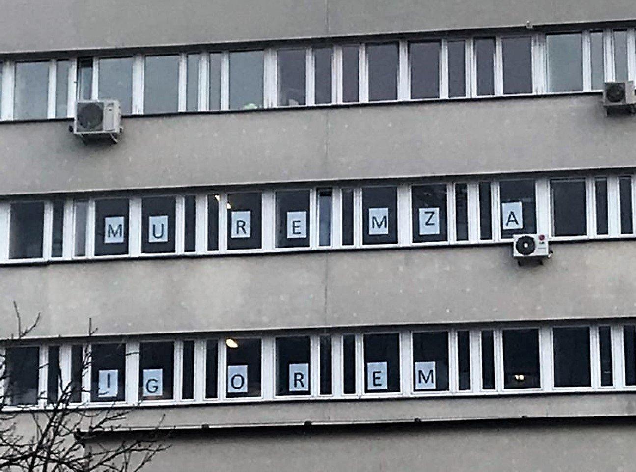 Okna sądu w Krakowie, w których wywieszono litery składające się na napis "Murem za Igorem"