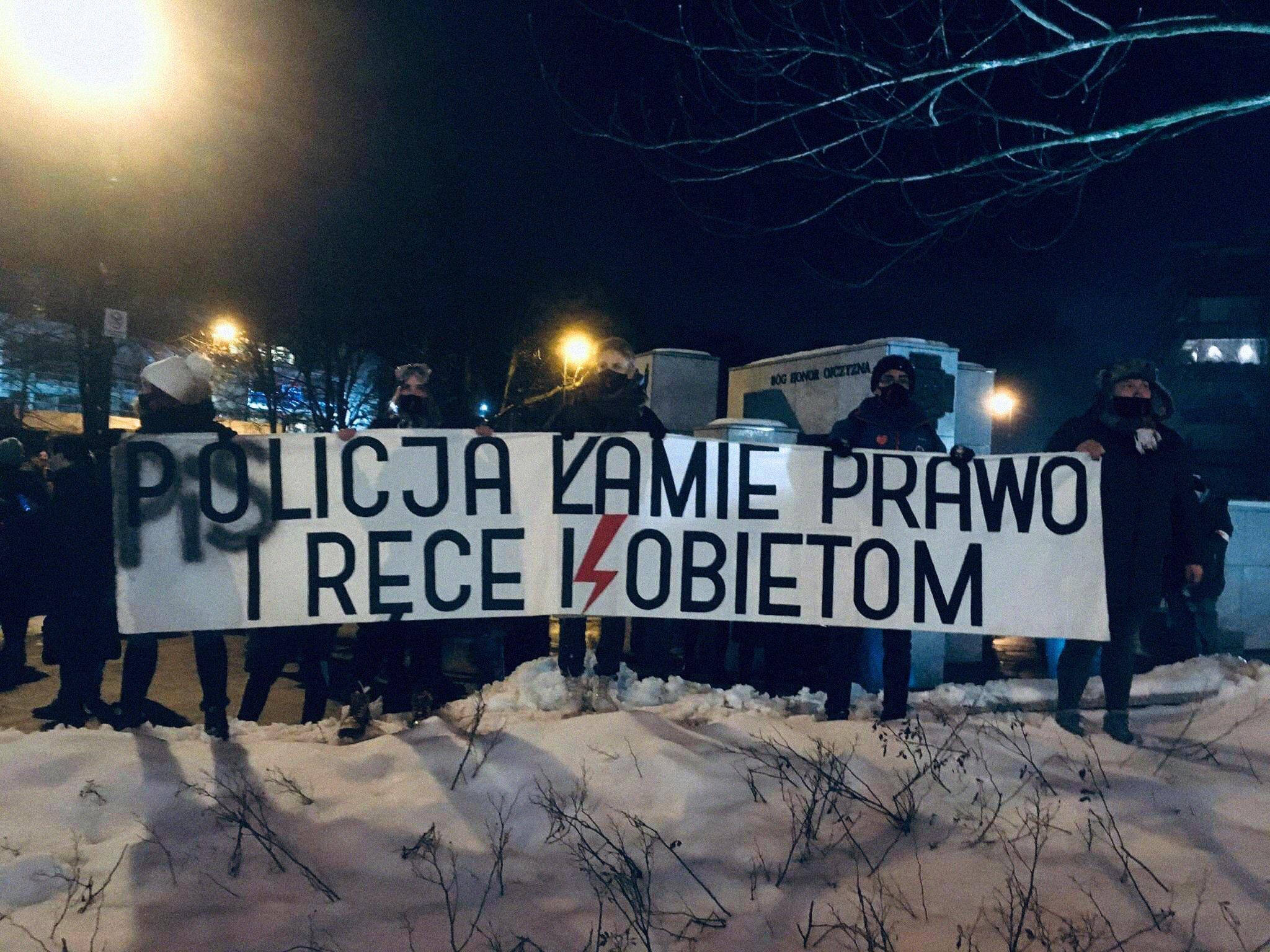 protest kobiet w Warszawie, transparent z napisem: poplicja łamie prawo i ręce kobietom