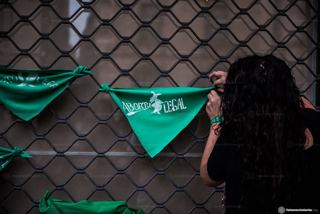 Argentynka wieszająca zieloną chustę z napisem "legalna aborcja"
