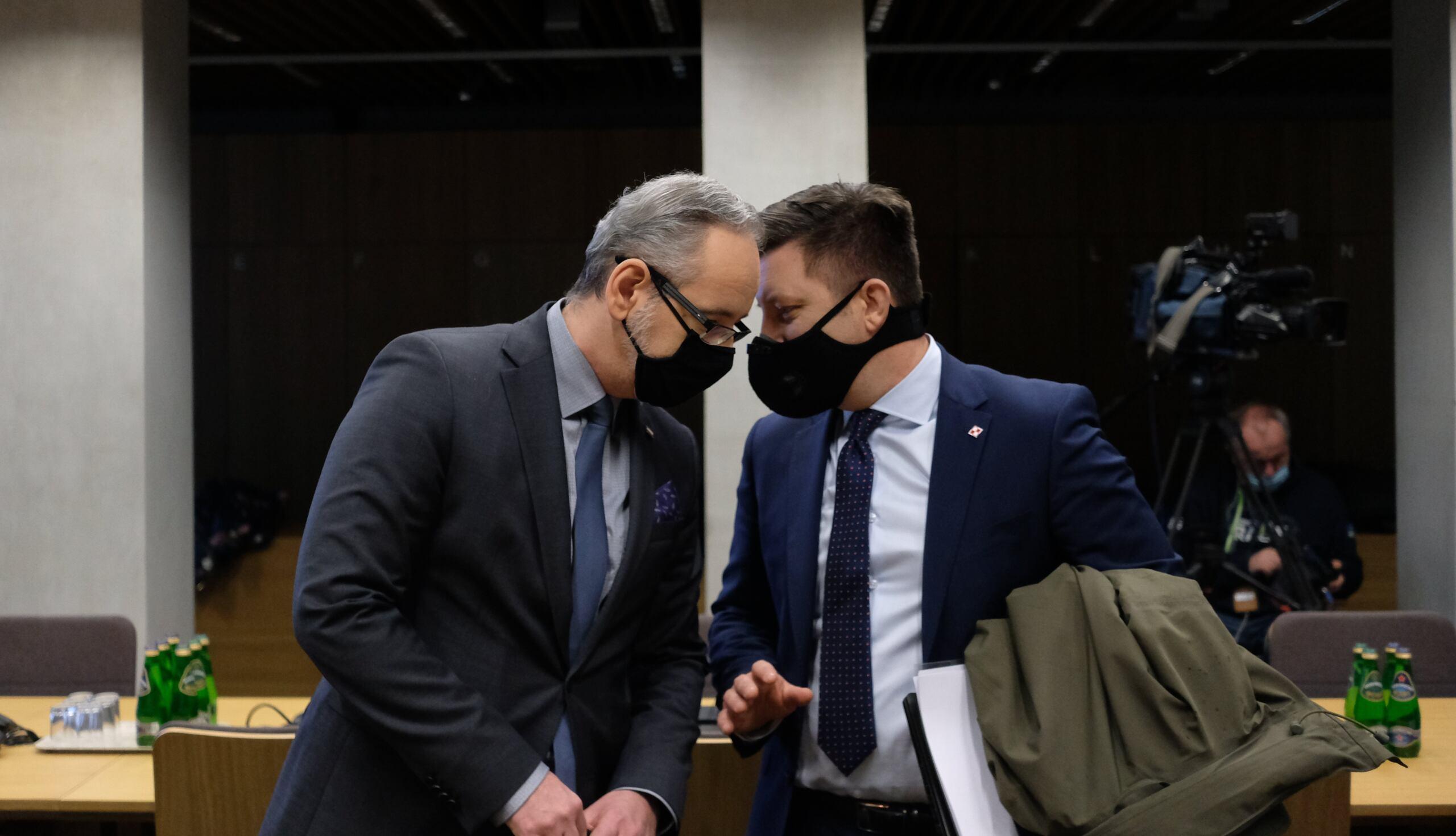 05.01.2021 Warszawa , ulica Wiejska . Sejm . Od lewej: minister zdrowia Adam Niedzielski , minister Michal Dworczyk podczas posiedzenia Sejmowej Komisji Zdrowia zwolanego w celu wyjasnienia sprawy zaszczepienia przeciw covid celebrytow poza kolejnoscia .
Fot. Slawomir Kaminski / Agencja Gazeta