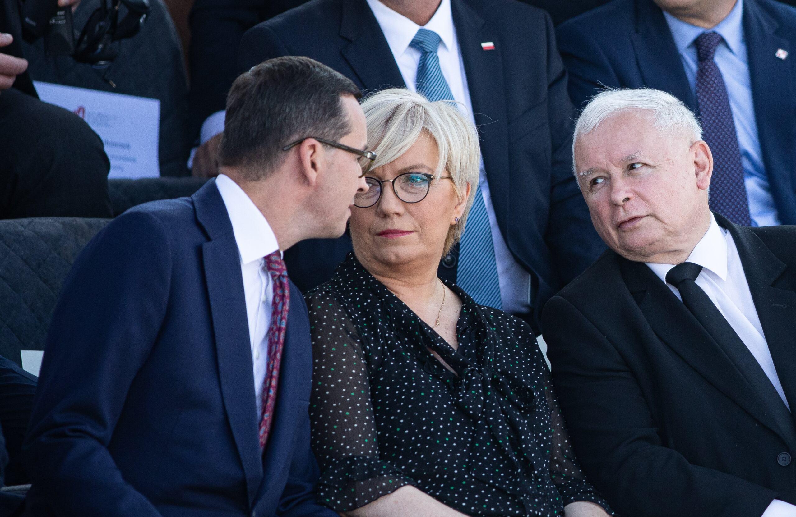Siedzą i rozmawiają: Mateusz Morawiecki, Julia Przyłębska, Jarosław Kaczyński
