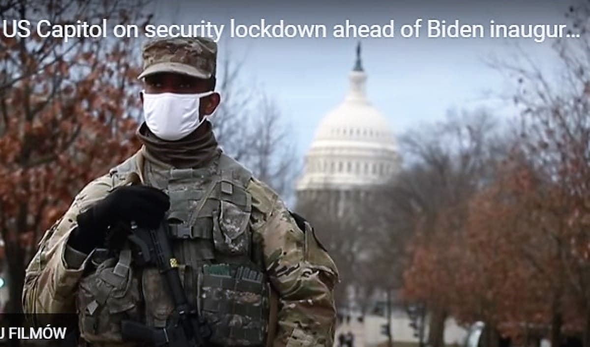 Zołnierz USA w białes maseczce i zielonym maskującym unoformie z karabinem maszynowym w rękach
