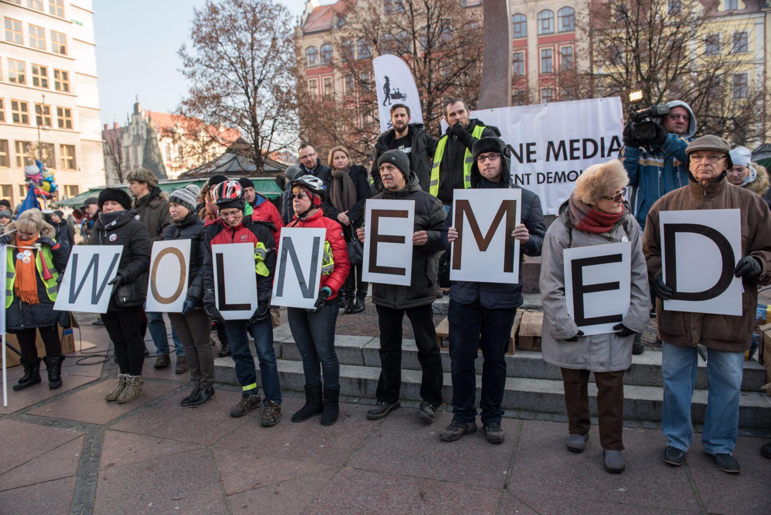 Demonstracja KOD-u we Wrocławiu w obronie wolnych mediów