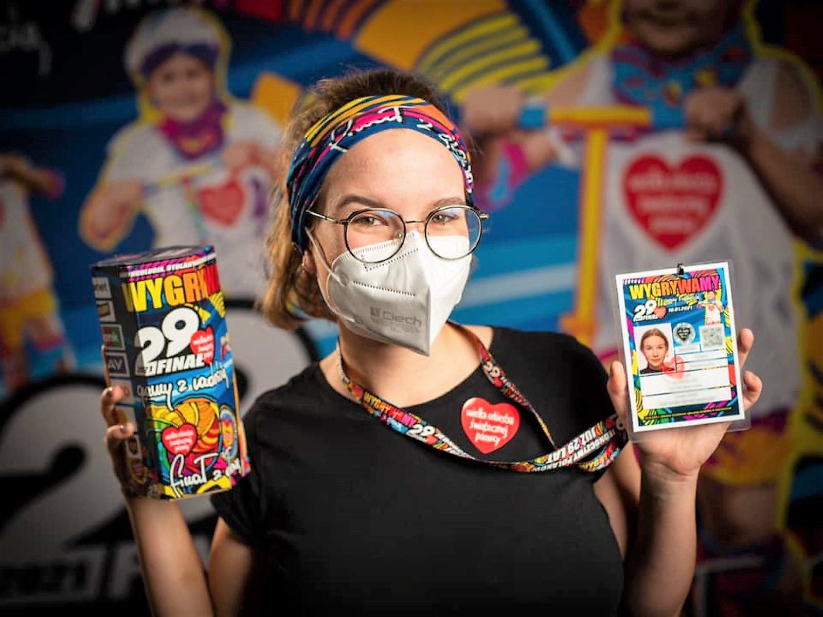 Wolontariuszka zbierająca pieniądze podczas 29. finału WOŚP