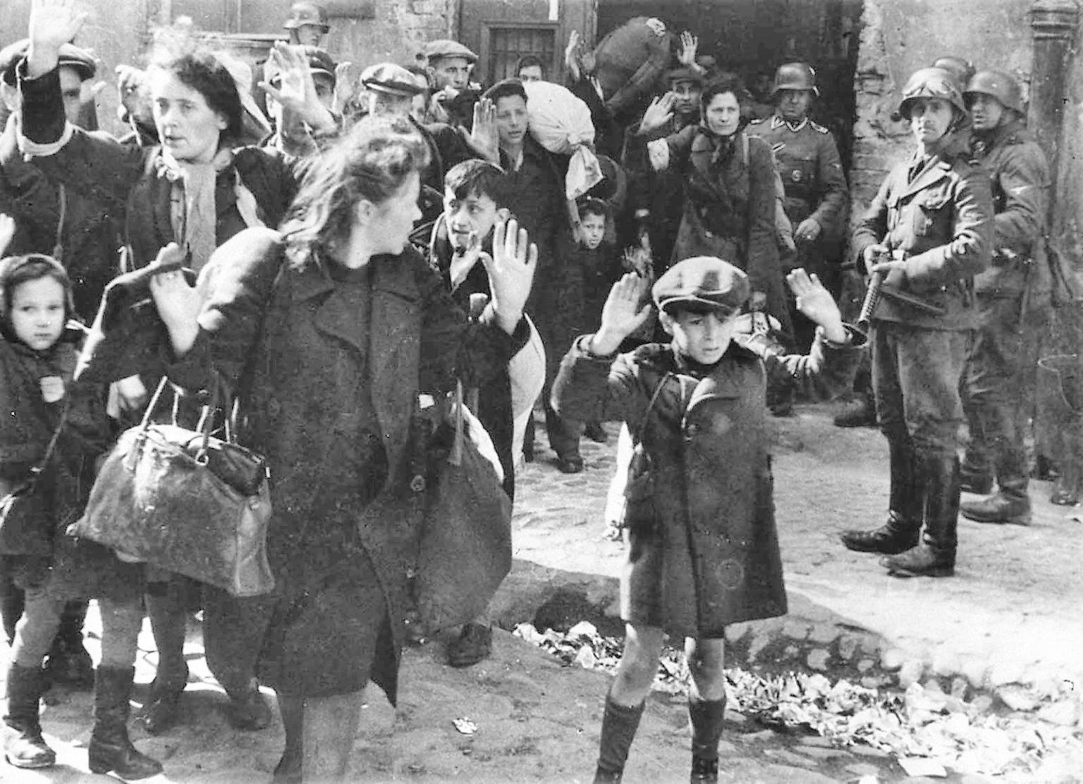 Żydzi pojmani przez SS w trakcie tłumienia powstania w getcie warszawskim