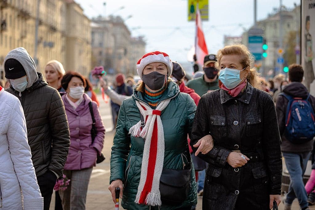Kobiety z biało-czerwonymi szalikami protestujące w Mińsku, 10.2020