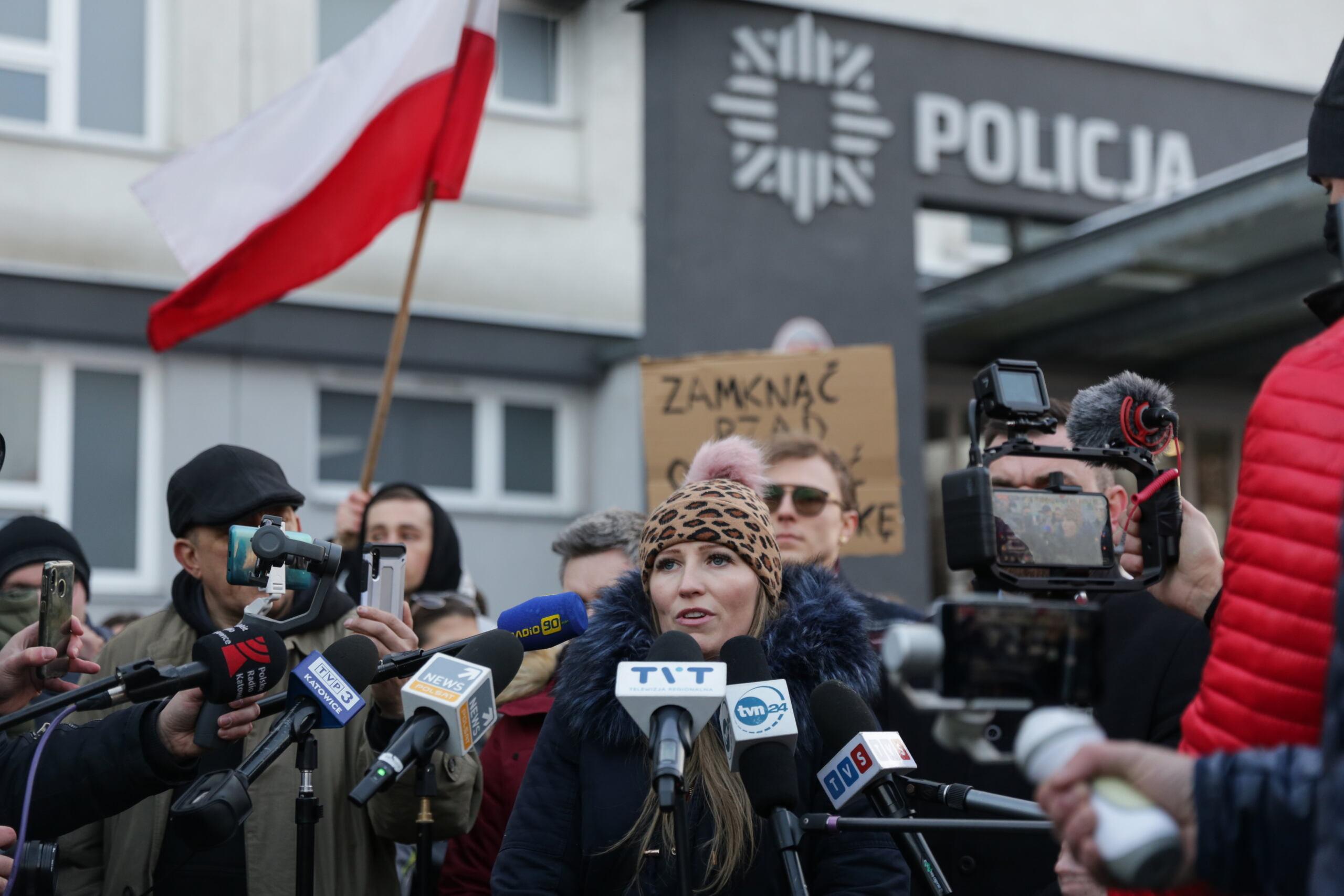 pikieta pod komendą policji po interwencji policji w klubie Face 2 Face