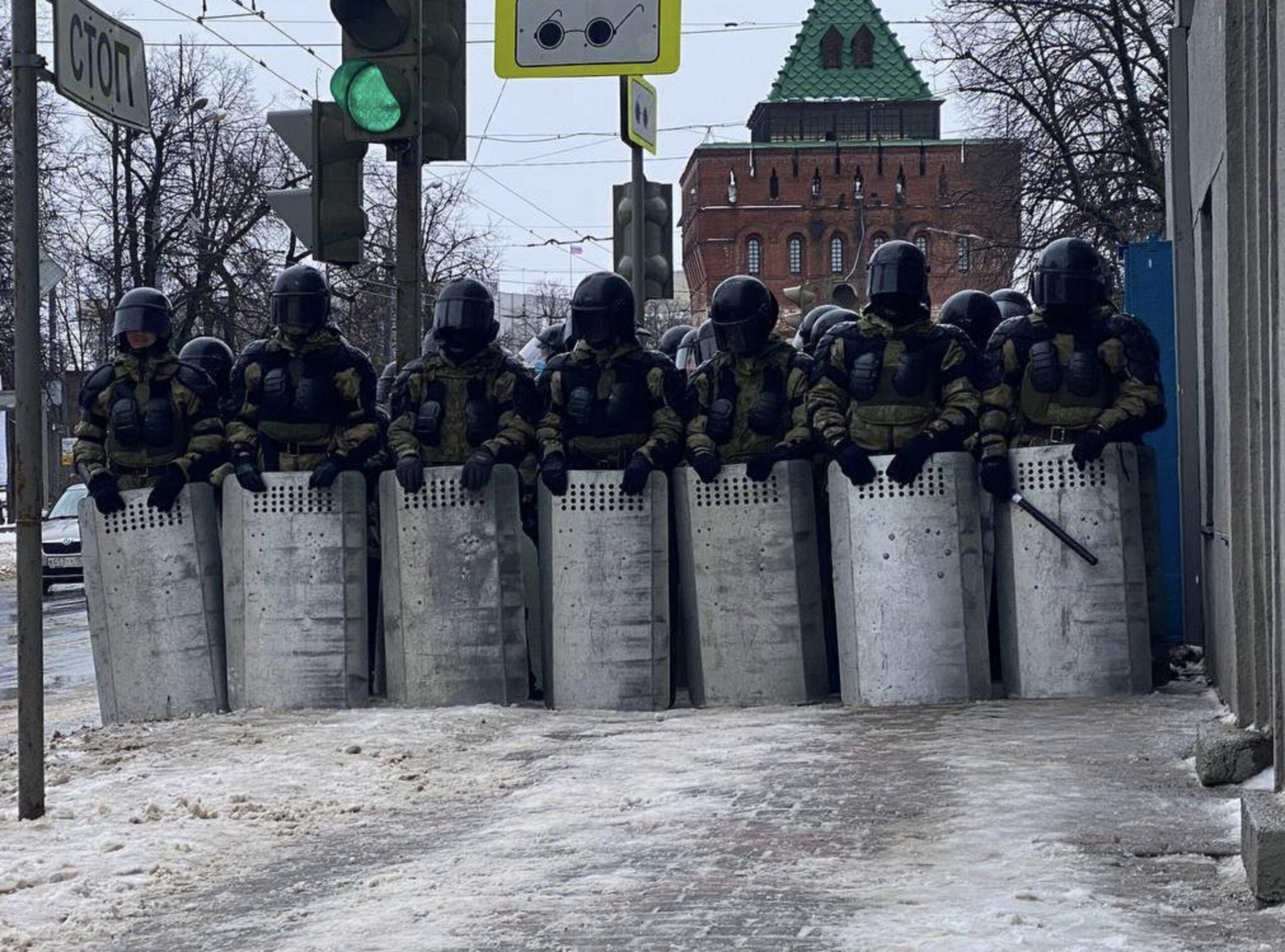 Protesty w Rosji: mur policjantów z tarczami