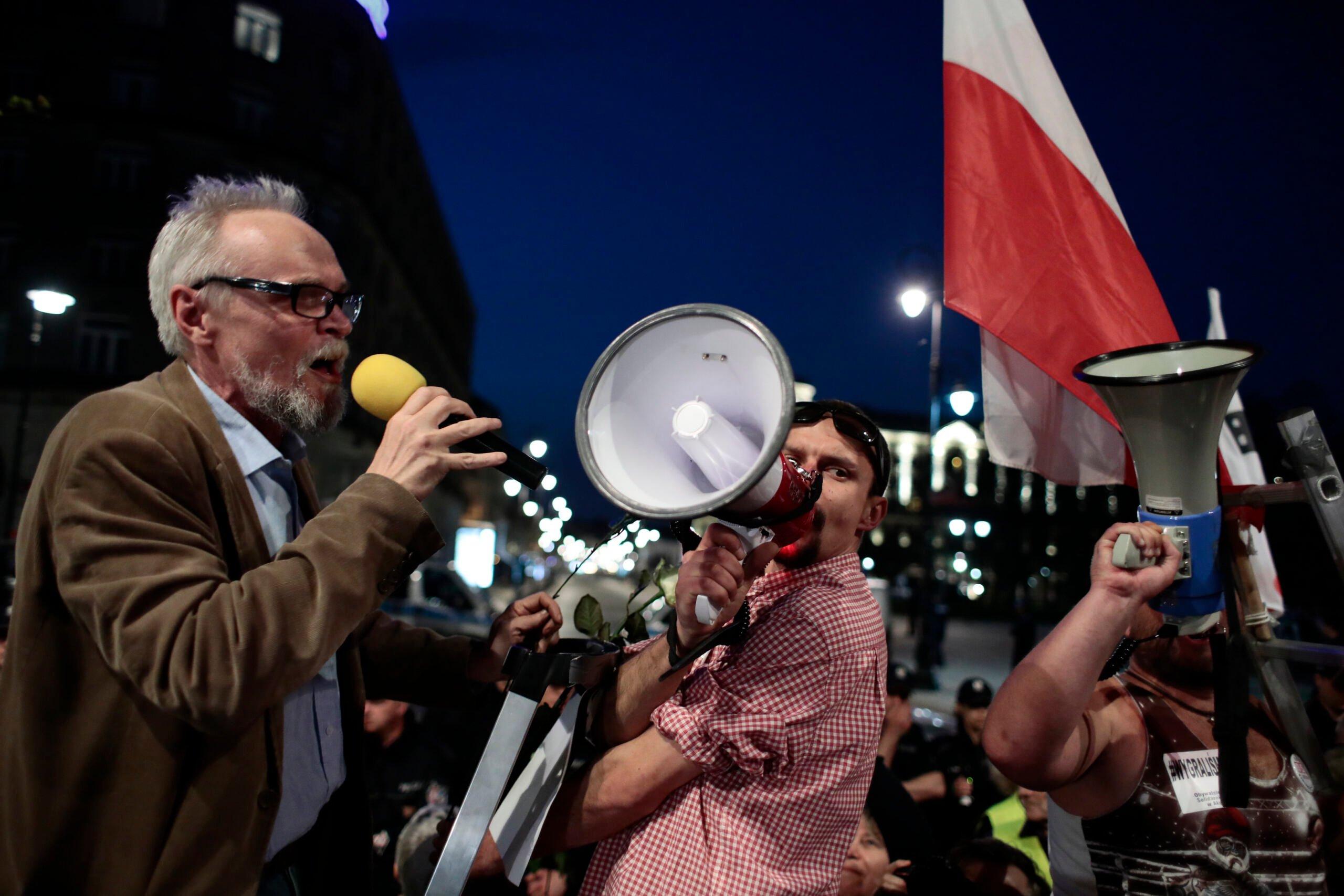 10.04.2018 Warszawa , ulica Krakowskie Przedmiescie . Prezes zarzadu Fundacji Wolni Obywatele RP Pawel Kasprzak (L) podczas kontrmanifestacji Obywateli RP w dniu 8 . rocznicy katastrofy smolenskiej w Warszawie . 
Fot. Dawid Zuchowicz / Agencja Gazeta