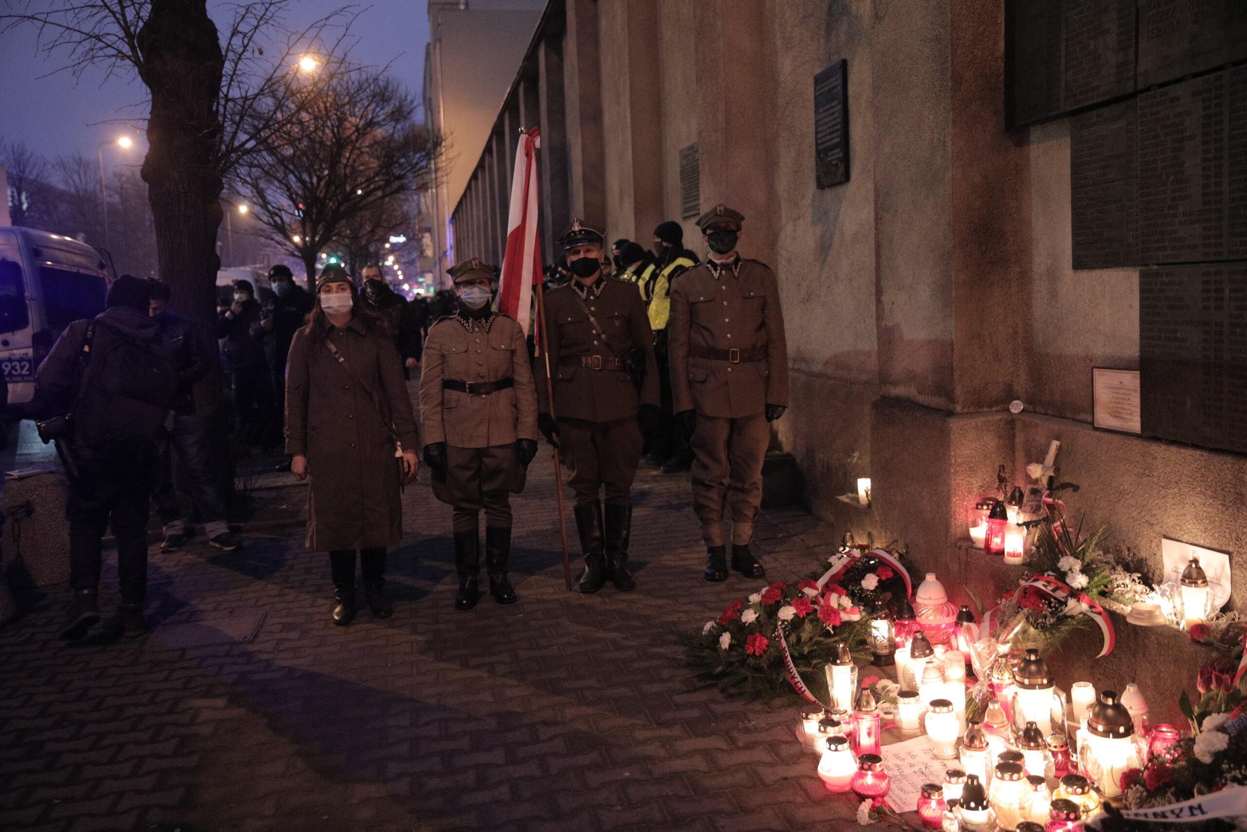 obchody Dnia Wyklętych pod aresztem na Rakowieckiej w Warszawie