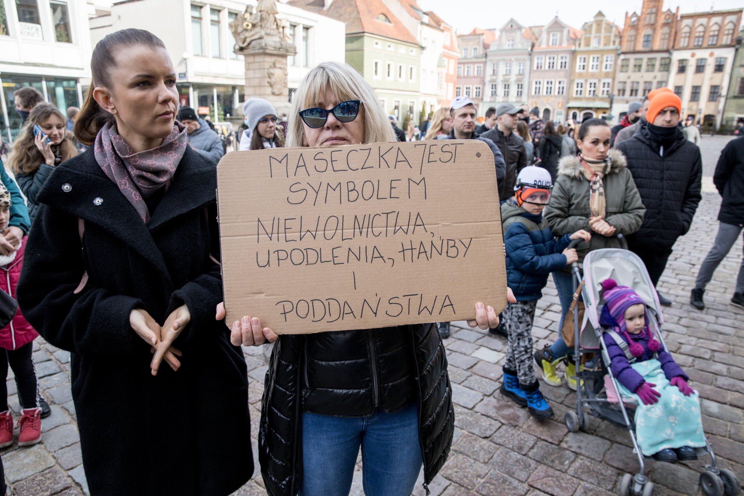 protest koronasceptyków na rynku w Poznaniu