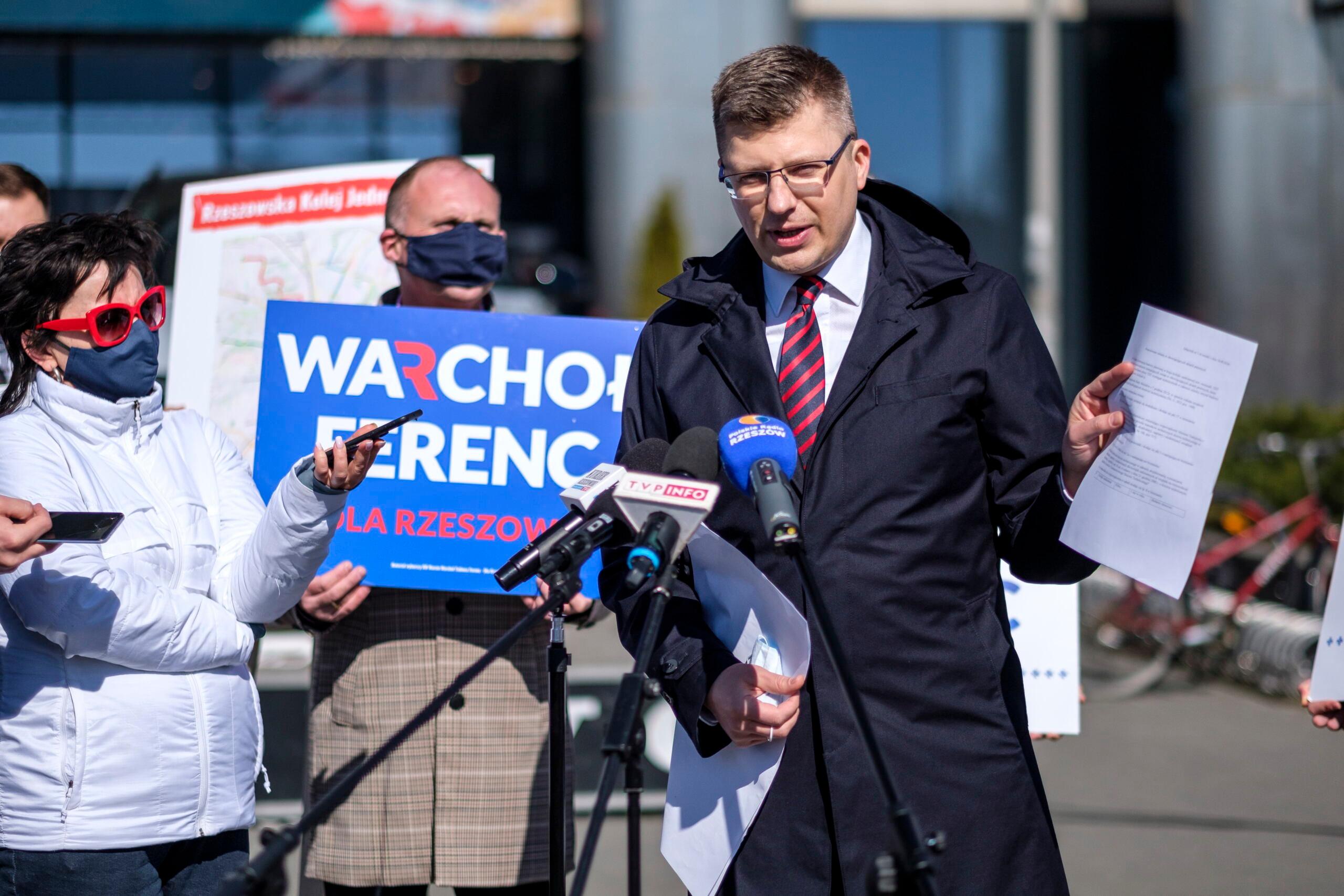 Marcin Warchoł podczas konferencji prasowej, jak zwykle bez maseczki, 24 marca 2021, fot. Agencja Gazeta