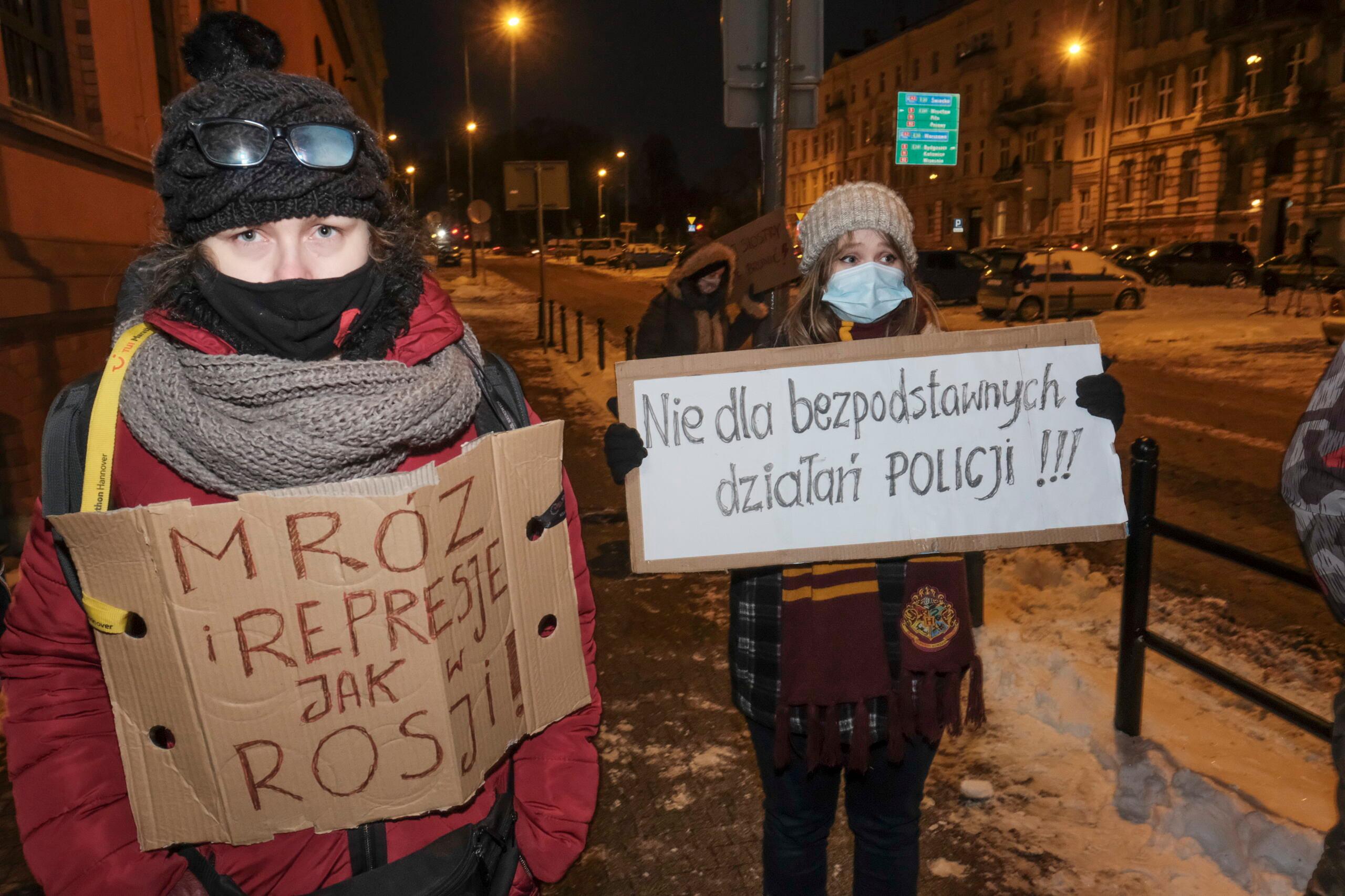 kobiety protestujące przeciwko brutalności policji w Poznaniu