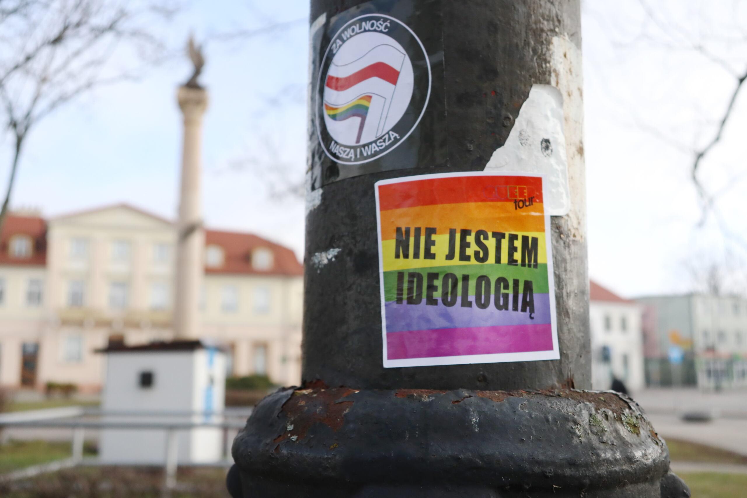 protest w obronie osób LGBTIQ w Płocku w trakcie procesu o tęczowe Maryjki