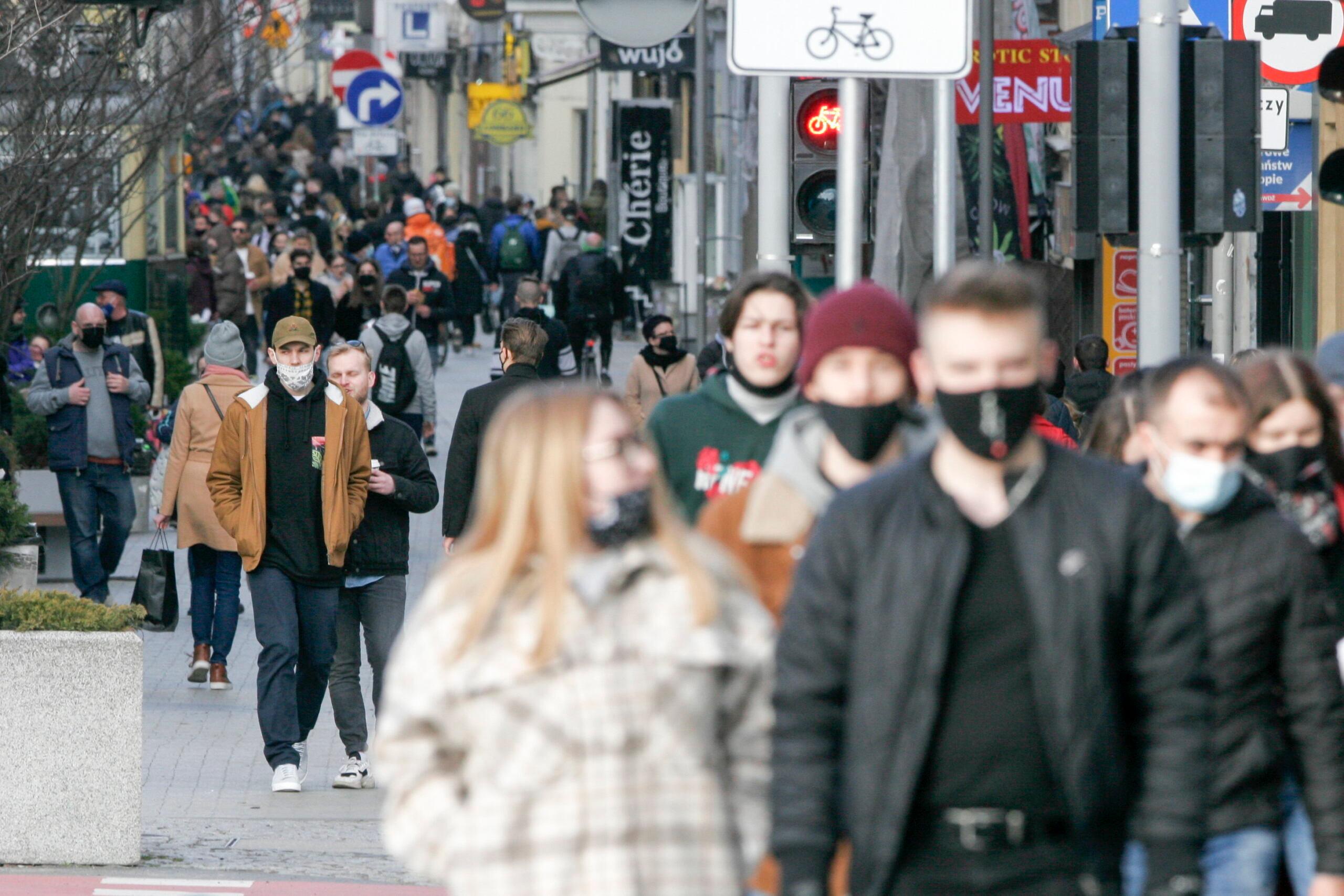 27.02.2021 Poznan , ulica Polwiejska . Pierwszy dzien zakazu noszeni przylbic , szalikow i kominow zaslaniajacych usta i nos w zwiazku z epidemia koronawirusa
Fot. Piotr Skornicki /Agencja Gazeta