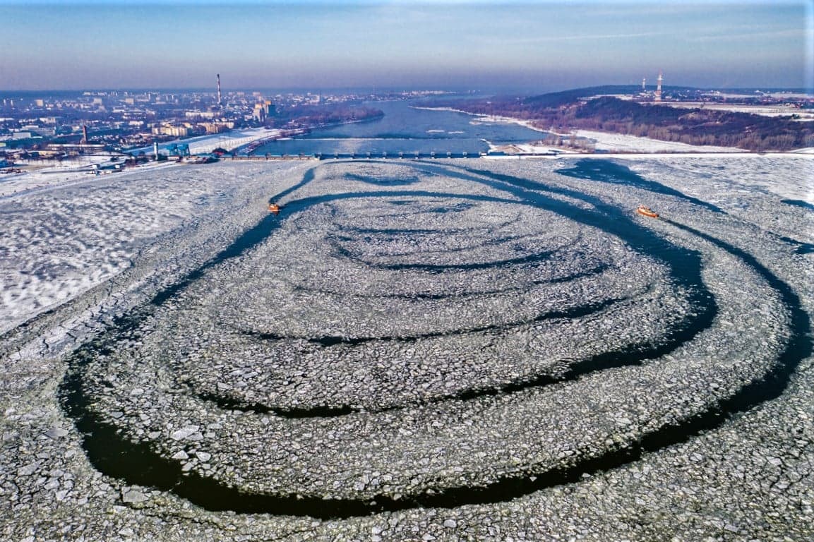 Zator lody na zaporze we Włocławku