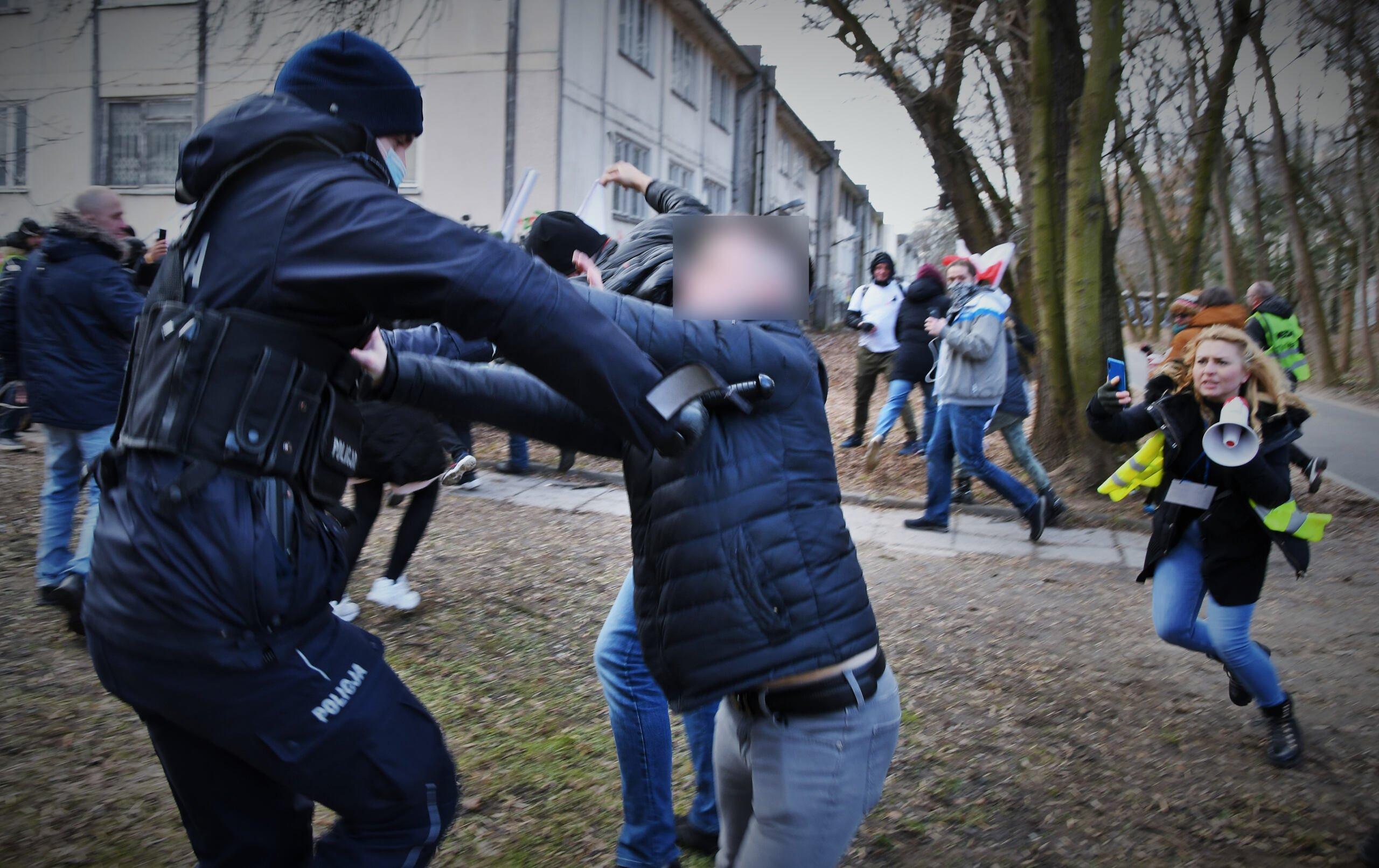 Interwencja policji podczas protestu antyszczepionkowców
