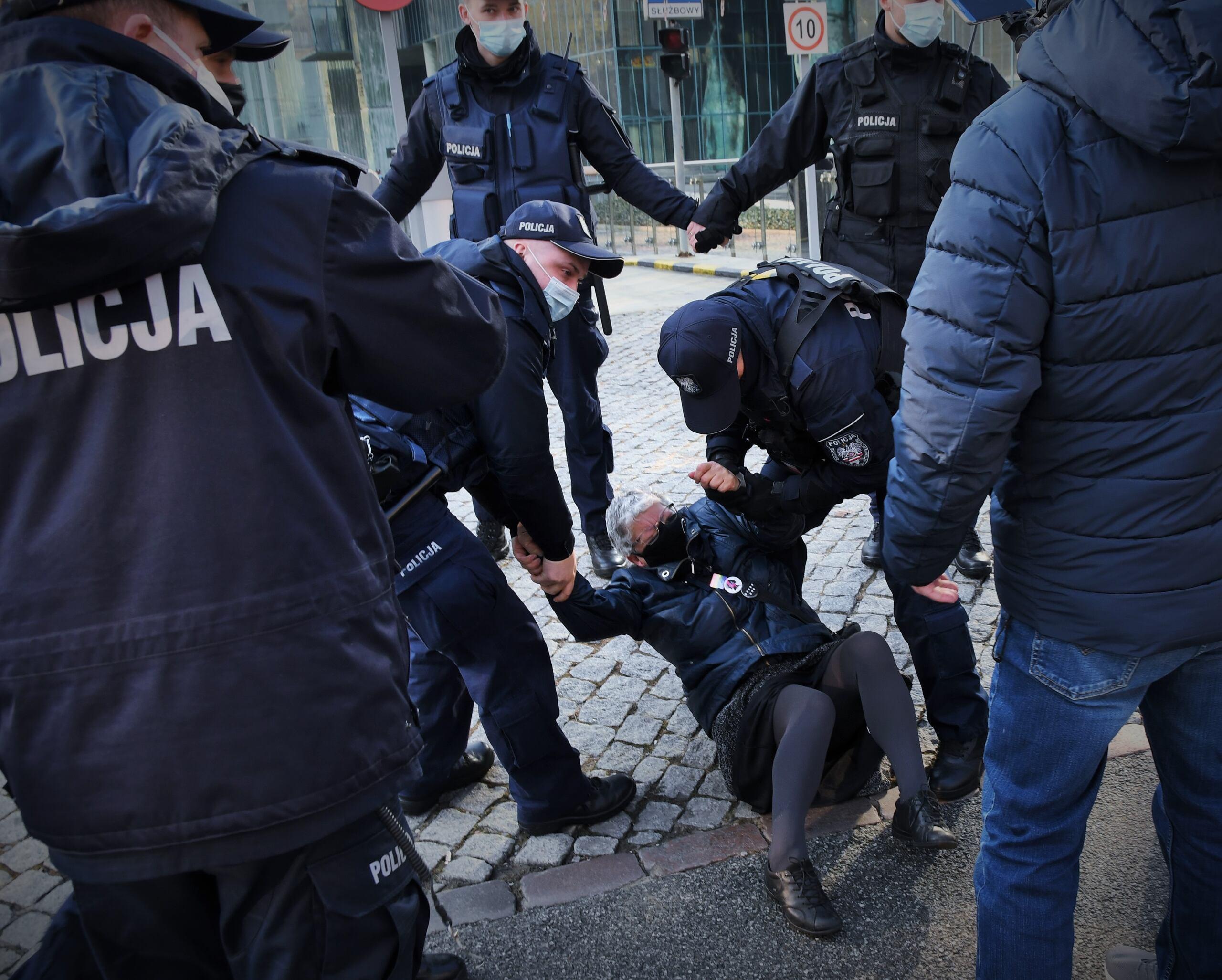 21.04.2021, zatrzymanie Babci Kasi po proteście pod SN w obronie Tulei