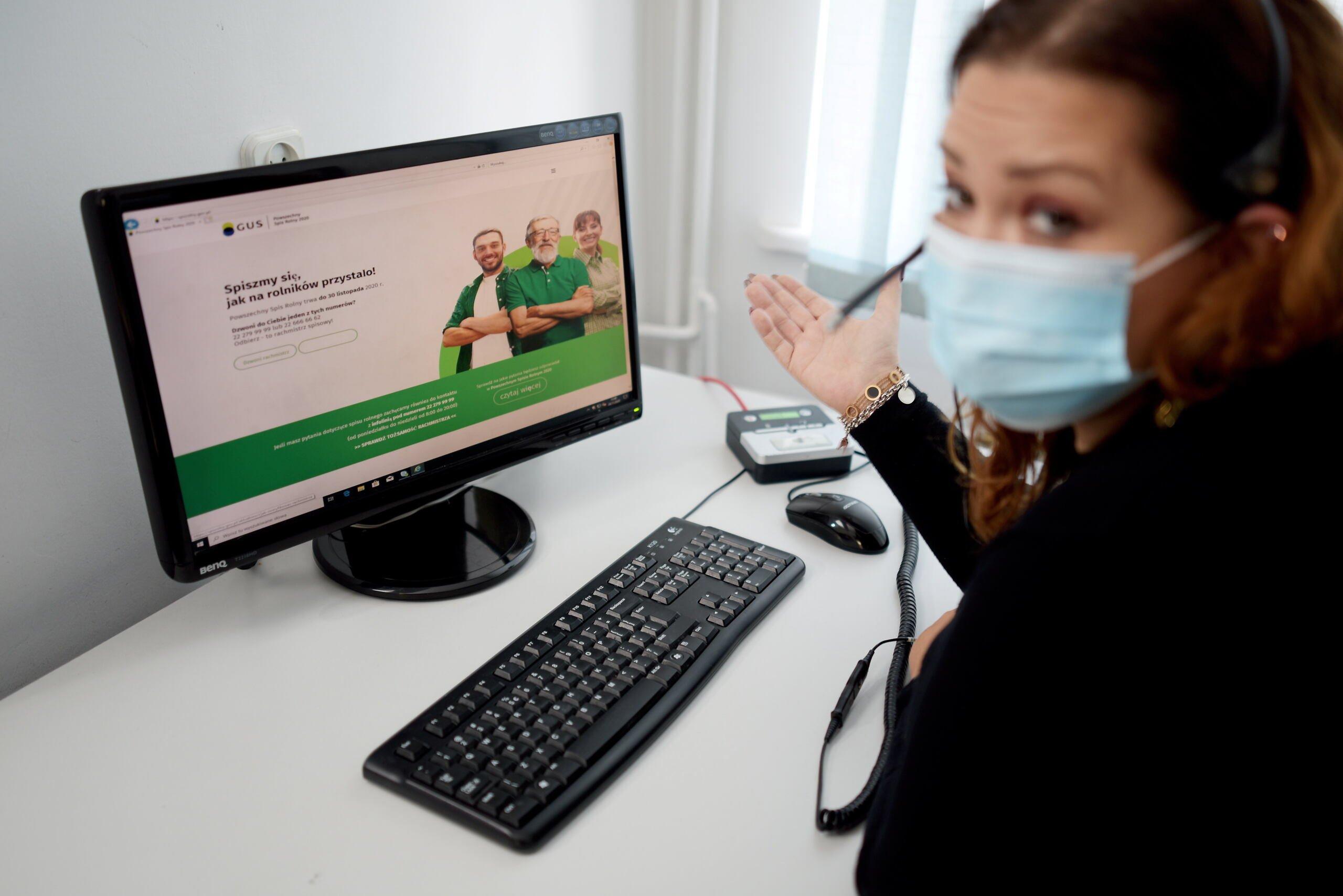 24.11.2020 Olsztyn , Wojewodzki Urzad Statystyczny , ul . Kosciuszki .  Telemarketer dzwoniacy do gospodarstw w sprawie powszechnego spisu rolnego .
Fot . Robert Robaszewski / Agencja Gazeta