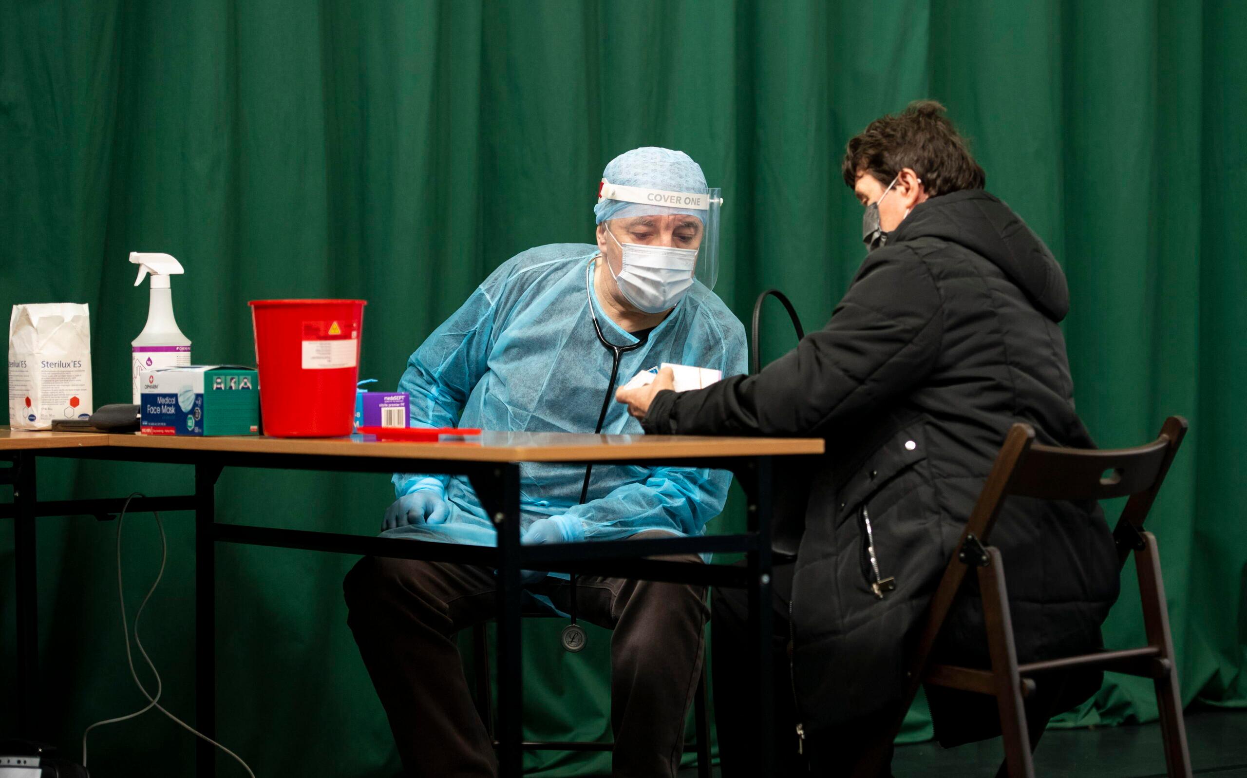 szczepienie w hali sportowej w Siemiatyczach