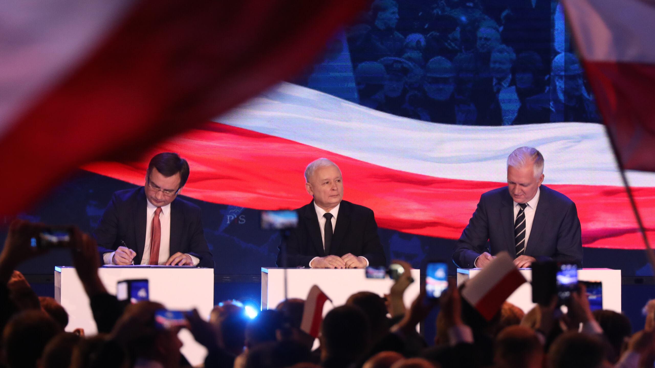 Zbigniew Ziobro, Jarosław Kaczyński i Jarosław Gowin podpisują umowę przed wyborami. Czy ta historia się powtórzy?