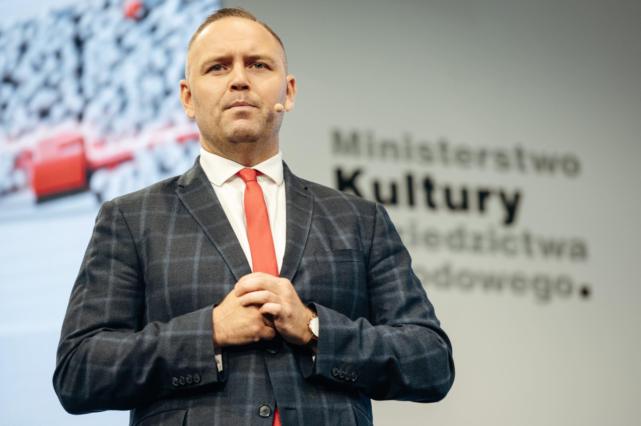 Karol Nawrocki na scenie, na tle baneru z logo Ministerstwa Kultury