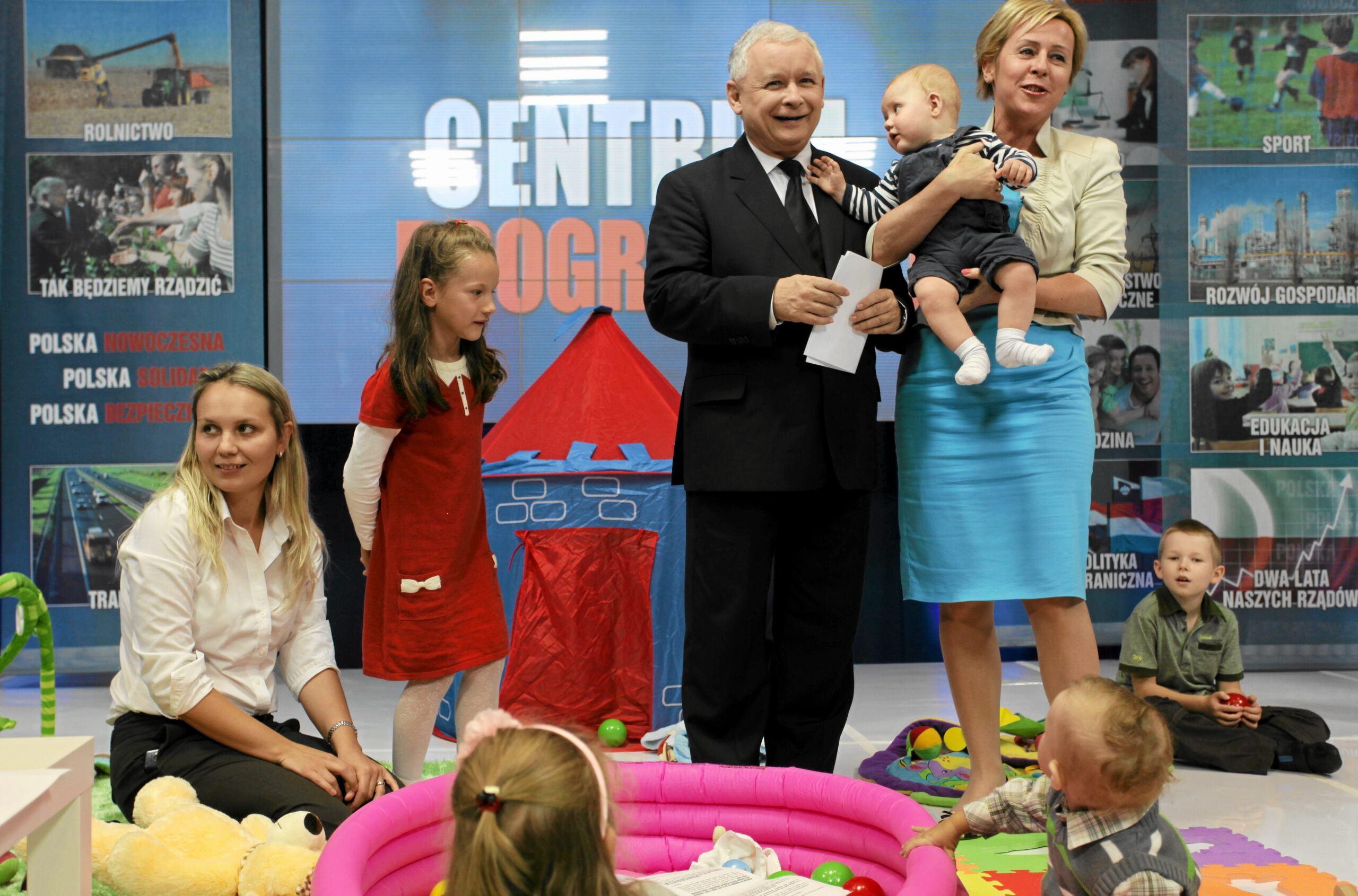 Prezes PiS Jarosław Kaczyński i poseł Jadwiga Wiśniewska (trzyma niemowlaka na rękach) podczas konferencji prasowej