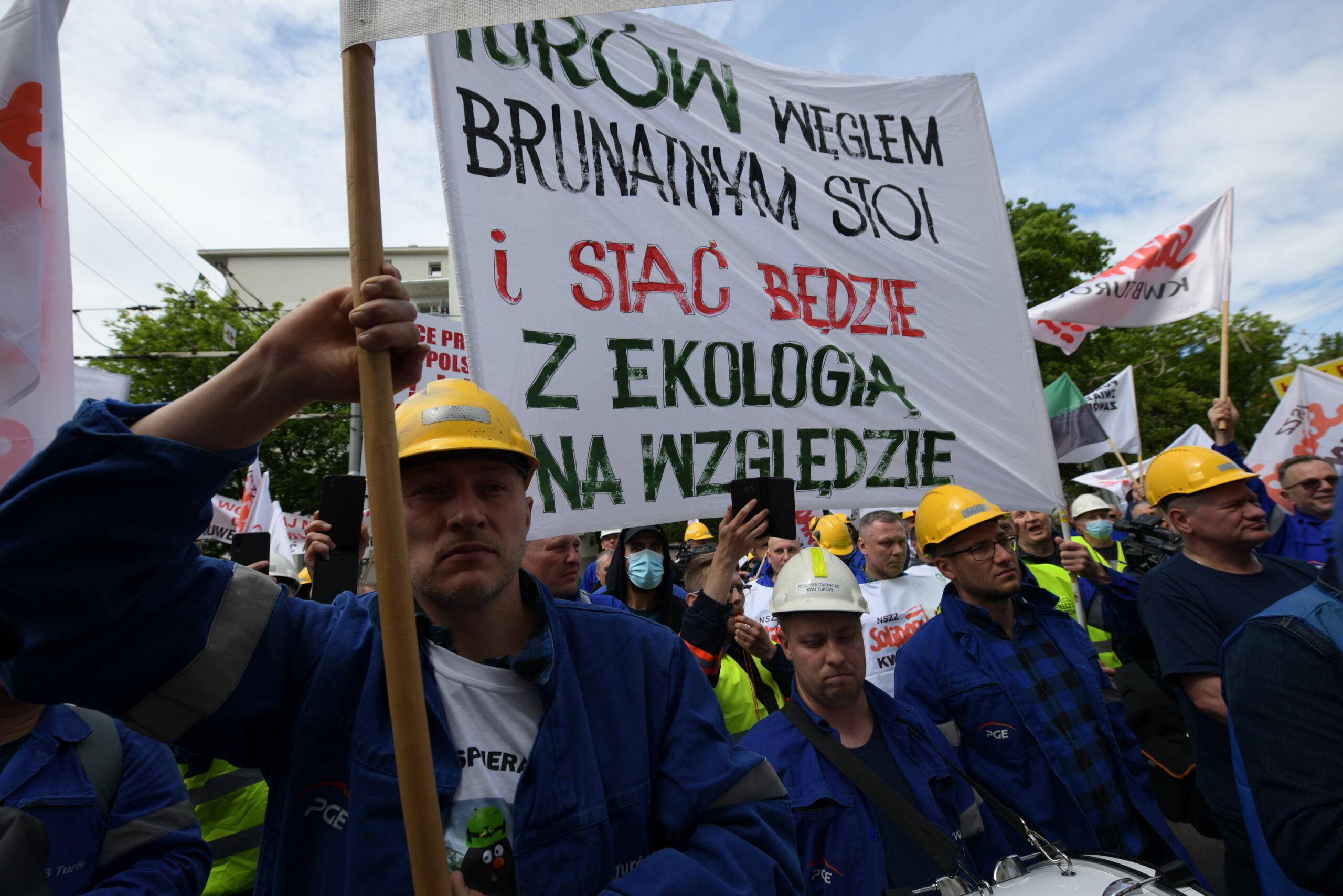 Protest górnikow przeciwko decyzji TSUE o wstrzymaniu wydobycia w Kopalni Wegla Kamiennego Turów