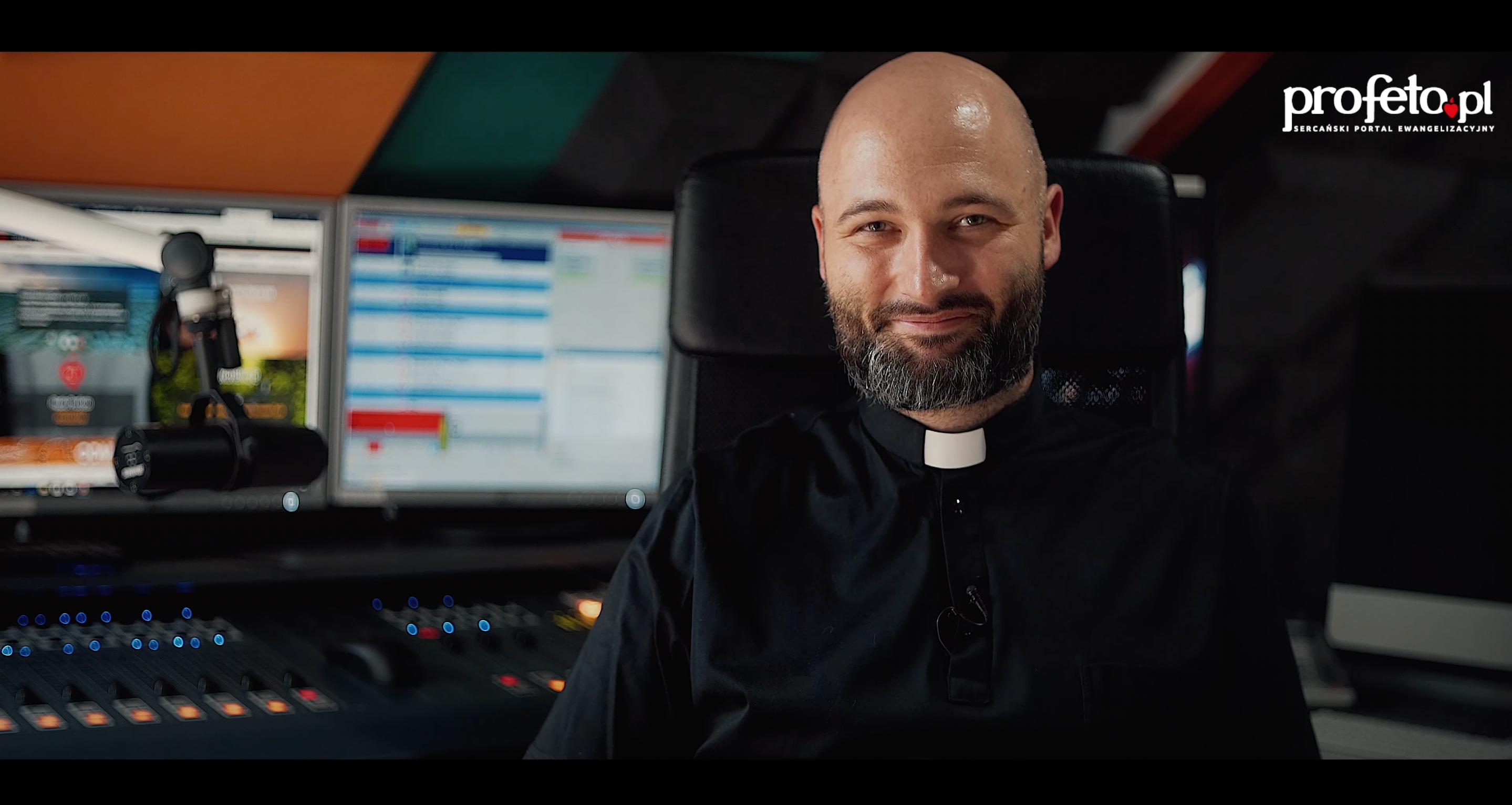 Ks. Michał Olszewski z Fundacji Profeto w swoim studiu