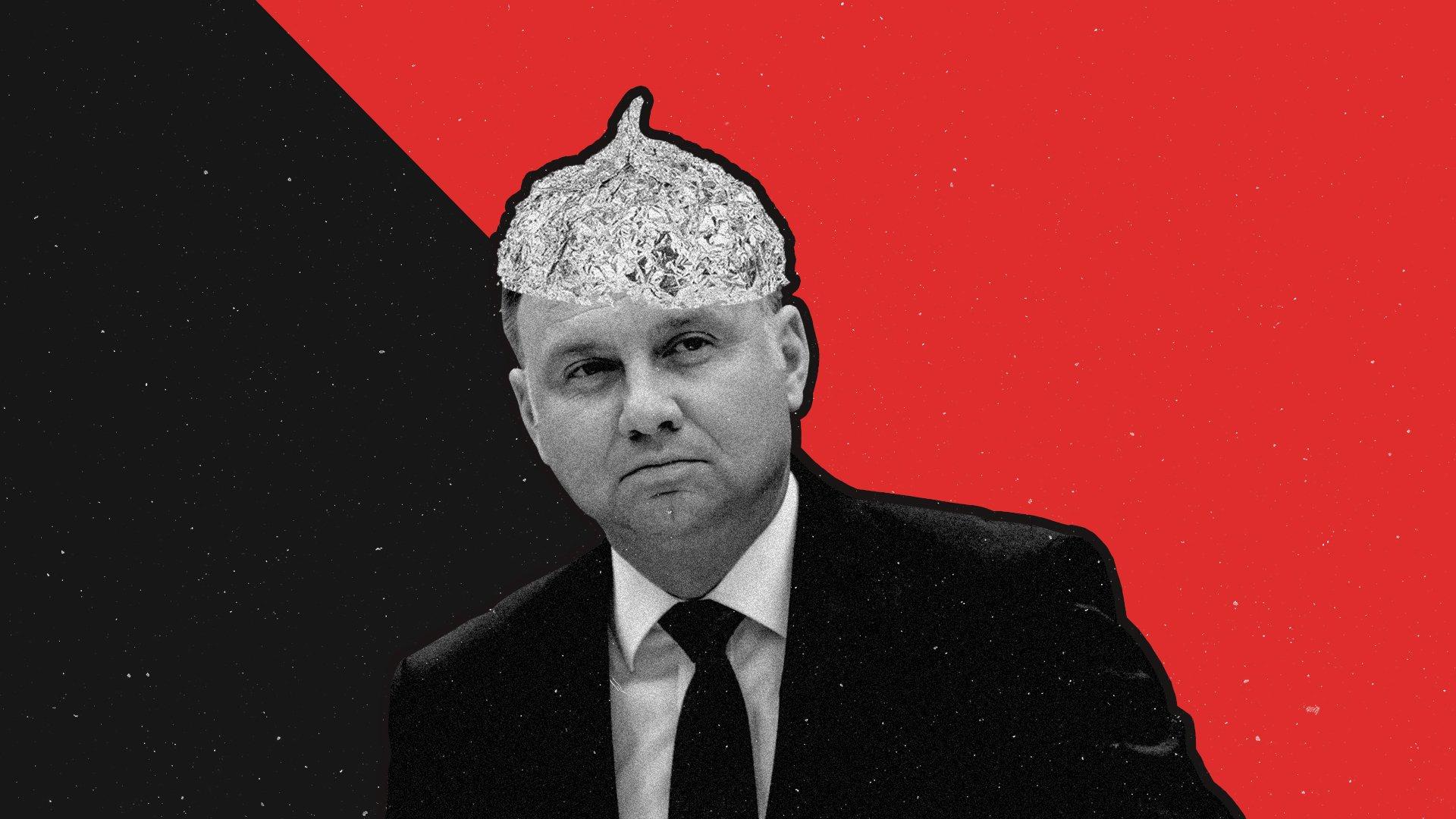 Fotomontaż Andrzej Duda z foliową czapeczką na głowie