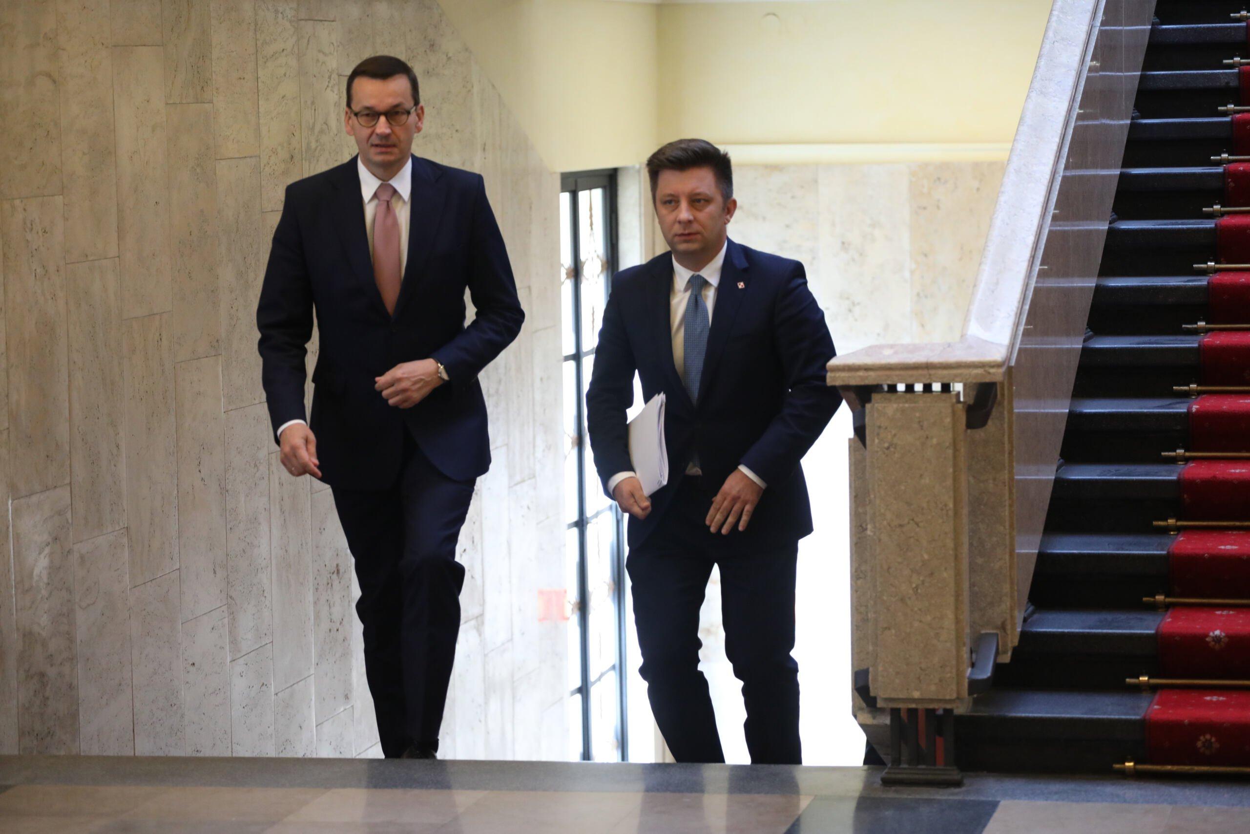Afera mailowa, Michał Dworczyk i Mateusz Morawiecki wchodza po schodach w budynku Kancelarii Premiera