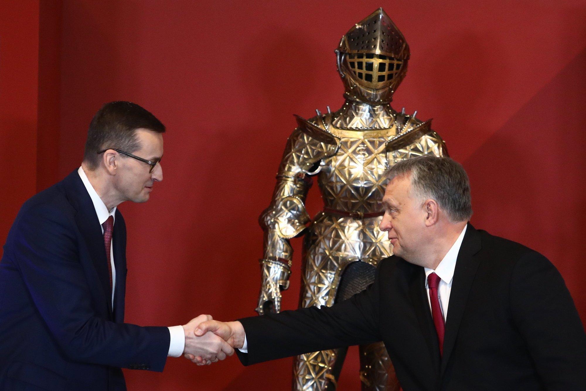 Mateusz Morawiecki i Viktor Orban podają sobie ręce