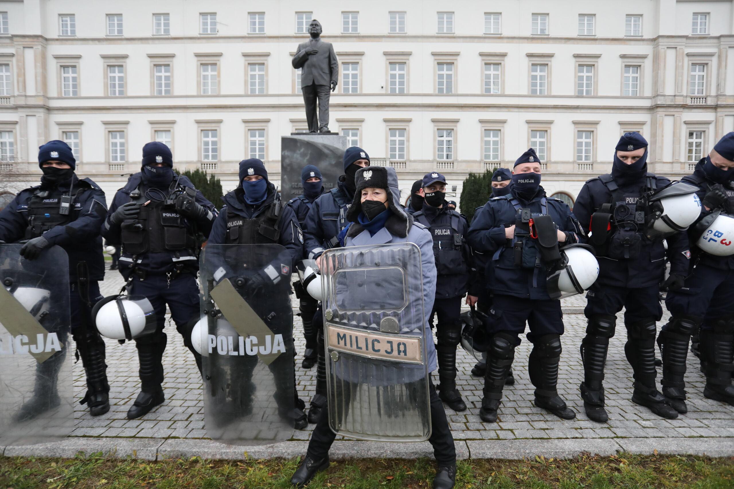 Policja pod pomnikiem Lecha Kaczyńskiego
