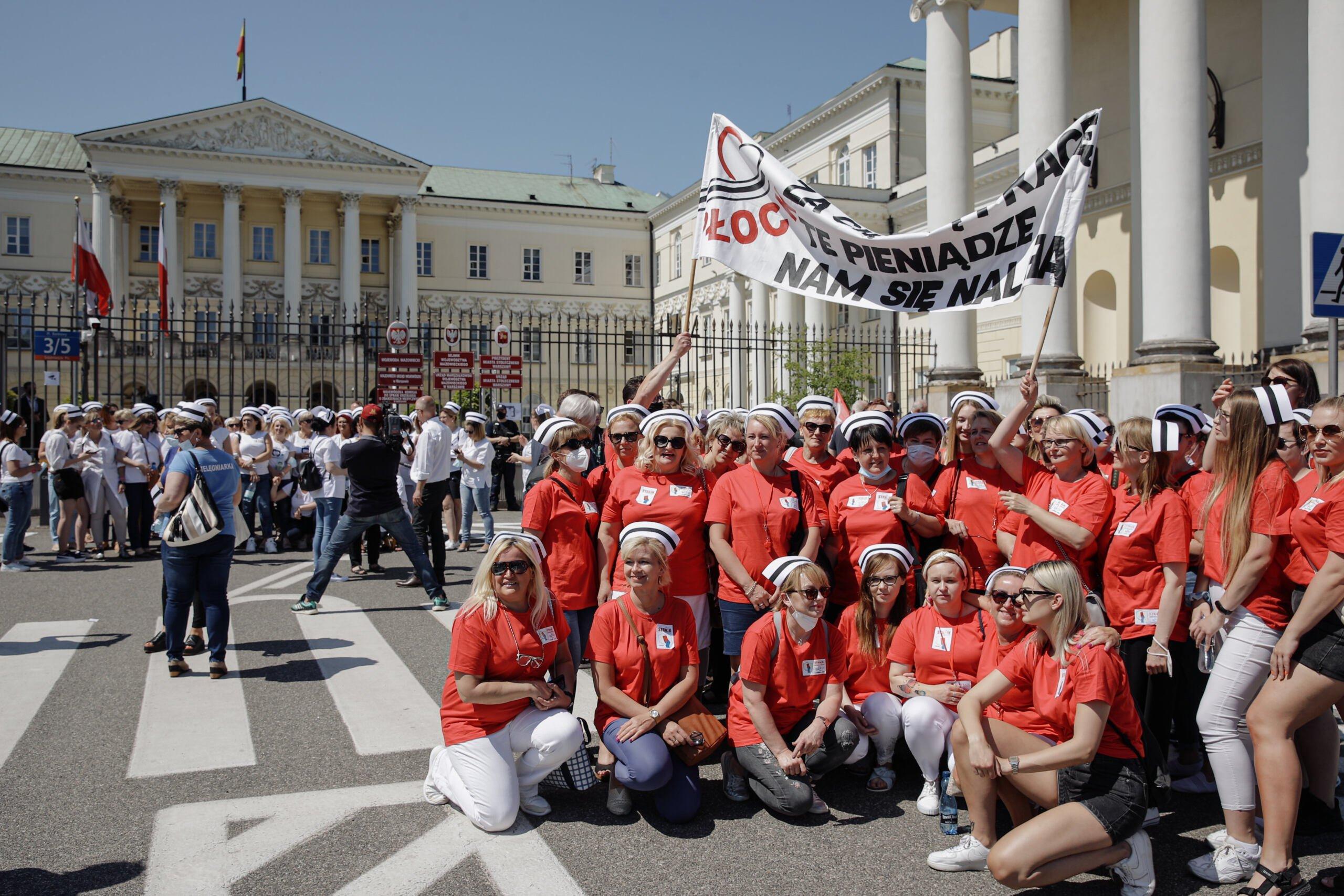 Strajk pielęgniarek przed Urzędem Wojewódzkim w Warszawie