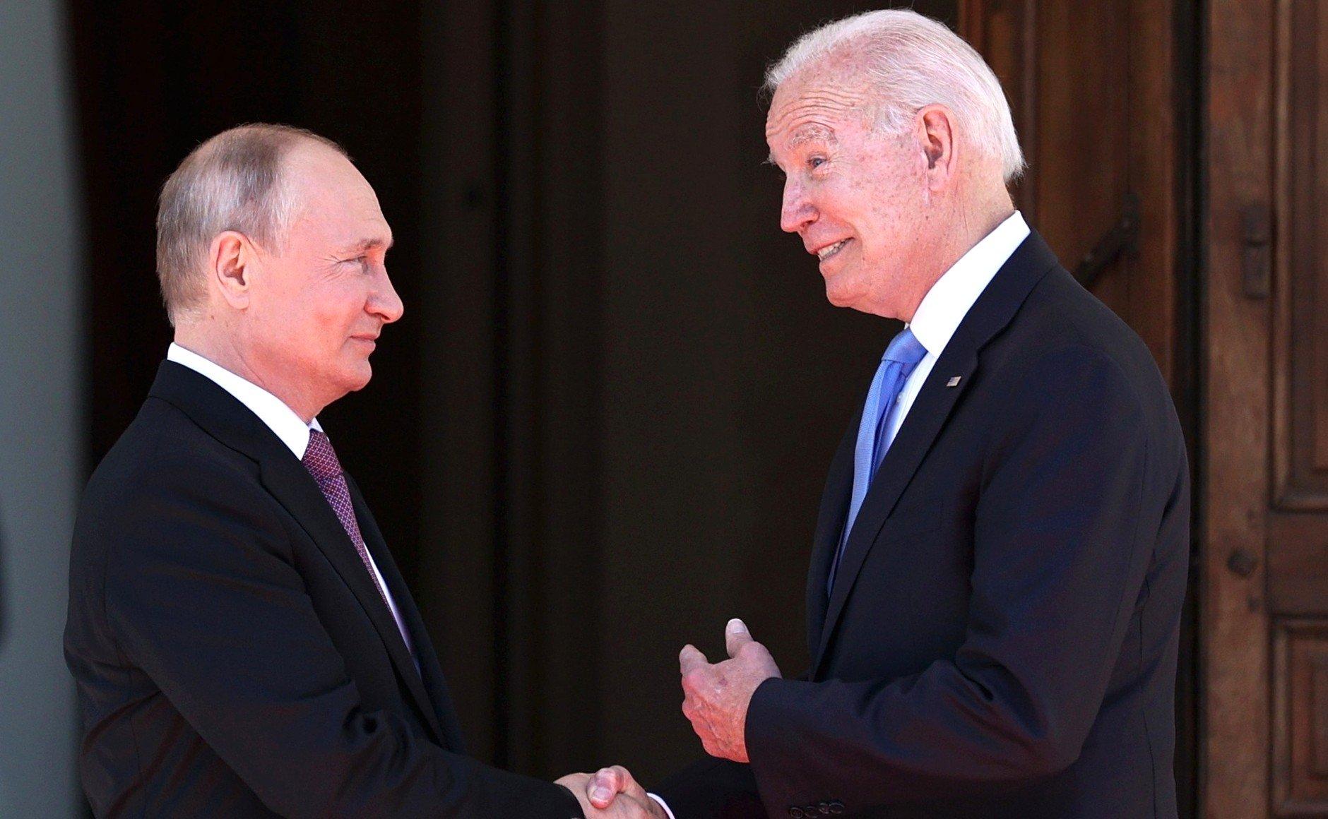 Dwaj męzczyźni w garniturach patrzą na siebie: Putin i Bidenn